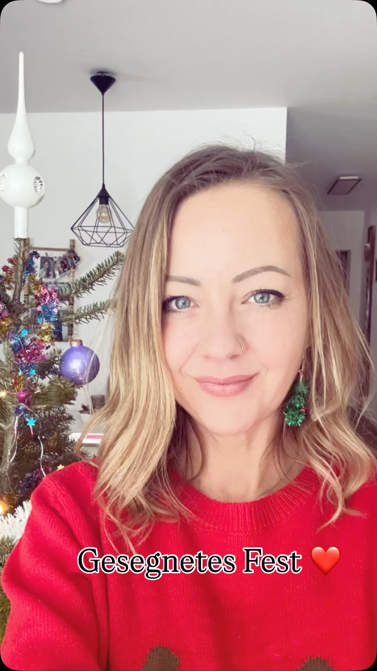 „Denn uns ist ein Kind geboren! Ein Sohn ist uns geschenkt! Er wird die Herrschaft übernehmen. Man nennt ihn »Wunderbarer Ratgeber«, »Starker Gott«, »Ewiger Vater«, »Friedensfürst«.“
Jesaja 9:5
Gesegnete Weihnachten!