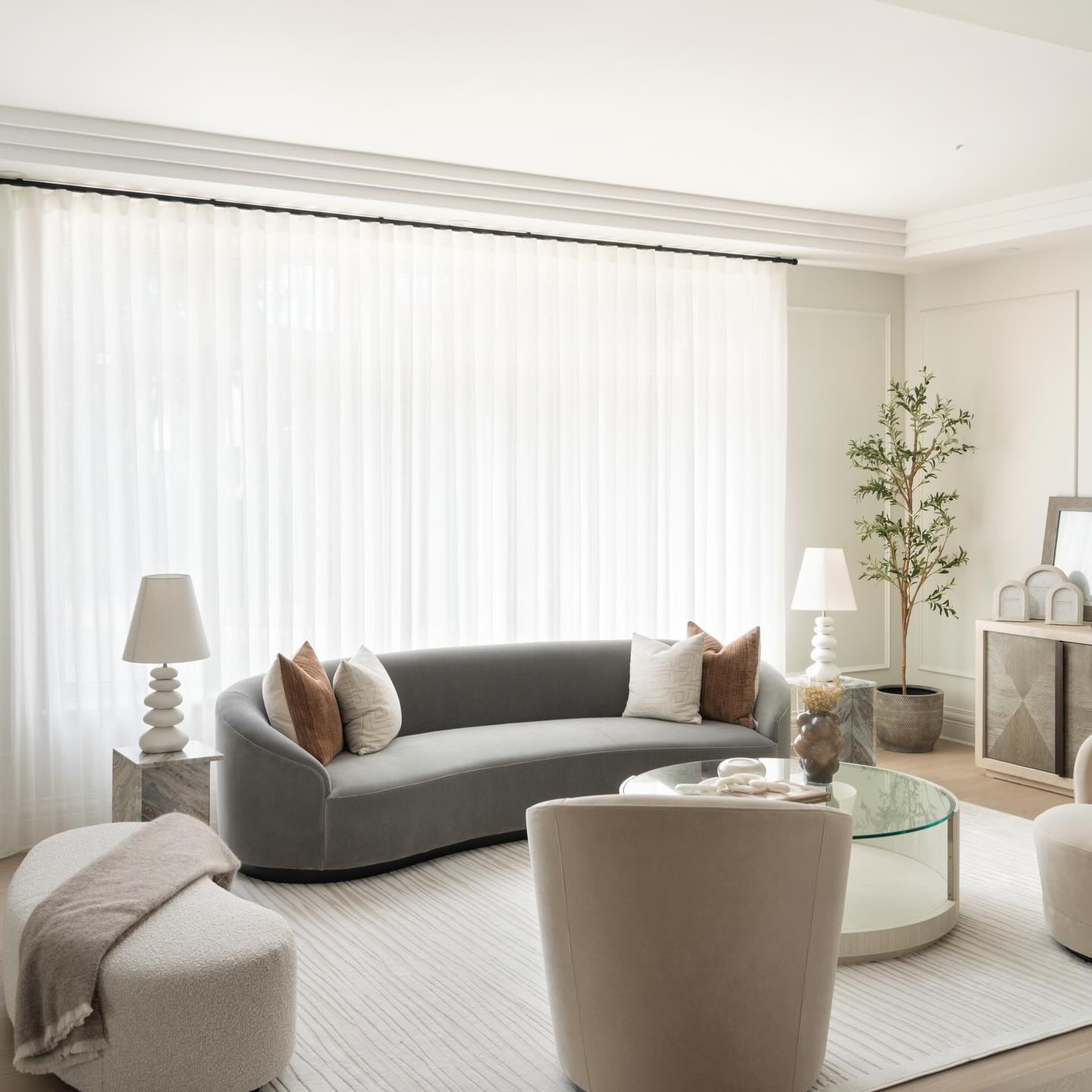 The right window treatment sets the tone.
Sheer drapery brings softness, light, and cohesion to this calm, layered living space.
Custom window treatments by #MTLBlinds — free estimates available 📲
#MontrealInteriors #DesignMontreal #DécorMontréal #Fenêtresmtl