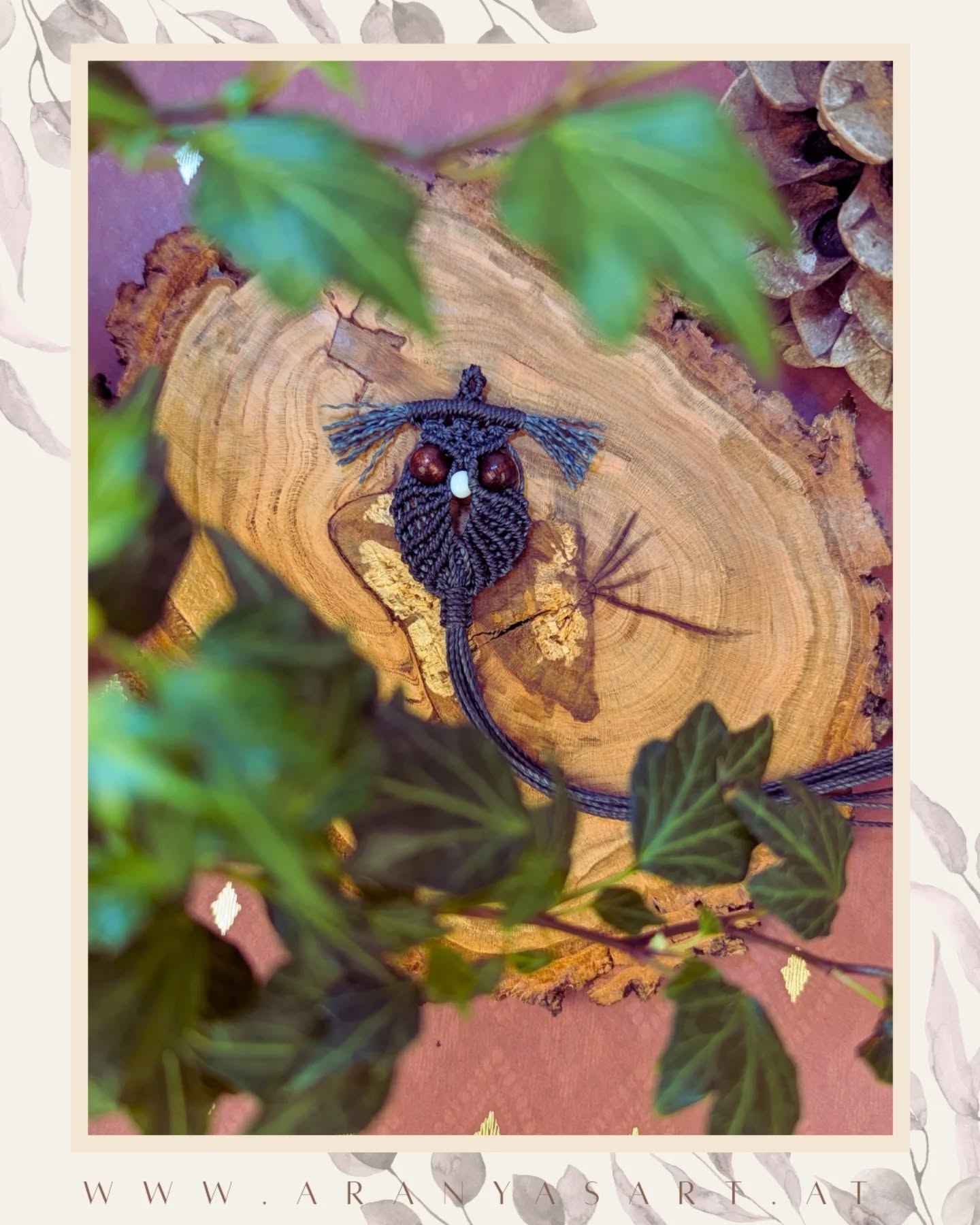 🦉Auftragsarbeit Eulen-Ohrringe Anthrazit 🦉
Einen wunderschönen guten Morgen ihr Lieben,
Gestern war es ganz schön turbulenter, aber wunderschöner Tag bei uns 😂🥳.
Heute möchte ich mit euch das 22. Türchen öffnen 🤗🎄und darin hat sich diese Makramee Eule versteckt. (Work in Progress)
Kurz vor Weihnachten wünschte sich eine Liebe Kundin, das ich ihr Eulenohrirnge fertige, nach einem Muster ihrer Eulen Ohrringe die sie vor langer Zeit einmal gekauft hatte. Mit der Zeit waren die schon etwas zerrupft und es fehlte auch bereits einer davon. Eine Reperatur war in diesem Fall leider nicht mehr möglich.
🦉✨Daher freue ich mich sehr ihr einen Wunsch zu erfüllen und meiner lieben Kundin neue lieblings-Ohrringe zu fertigen.🤗
Hast du auch ein Schmuckstück das du über lange zeit so gerne trägst und am liebsten nicht mehr ablegen möchtest?🌟 Schreib mir gerne in den Kommentaren 🤗
Nun wünsche ich dir einen wunderschönen und gemütlich Start in die Weihnachtswoche 🎄✨💝
Herzliche Grüße Katharina
@aranyasart
@aranyasartfotografie
#Wunschanfertigung #eulenschmuck #aranyasArt