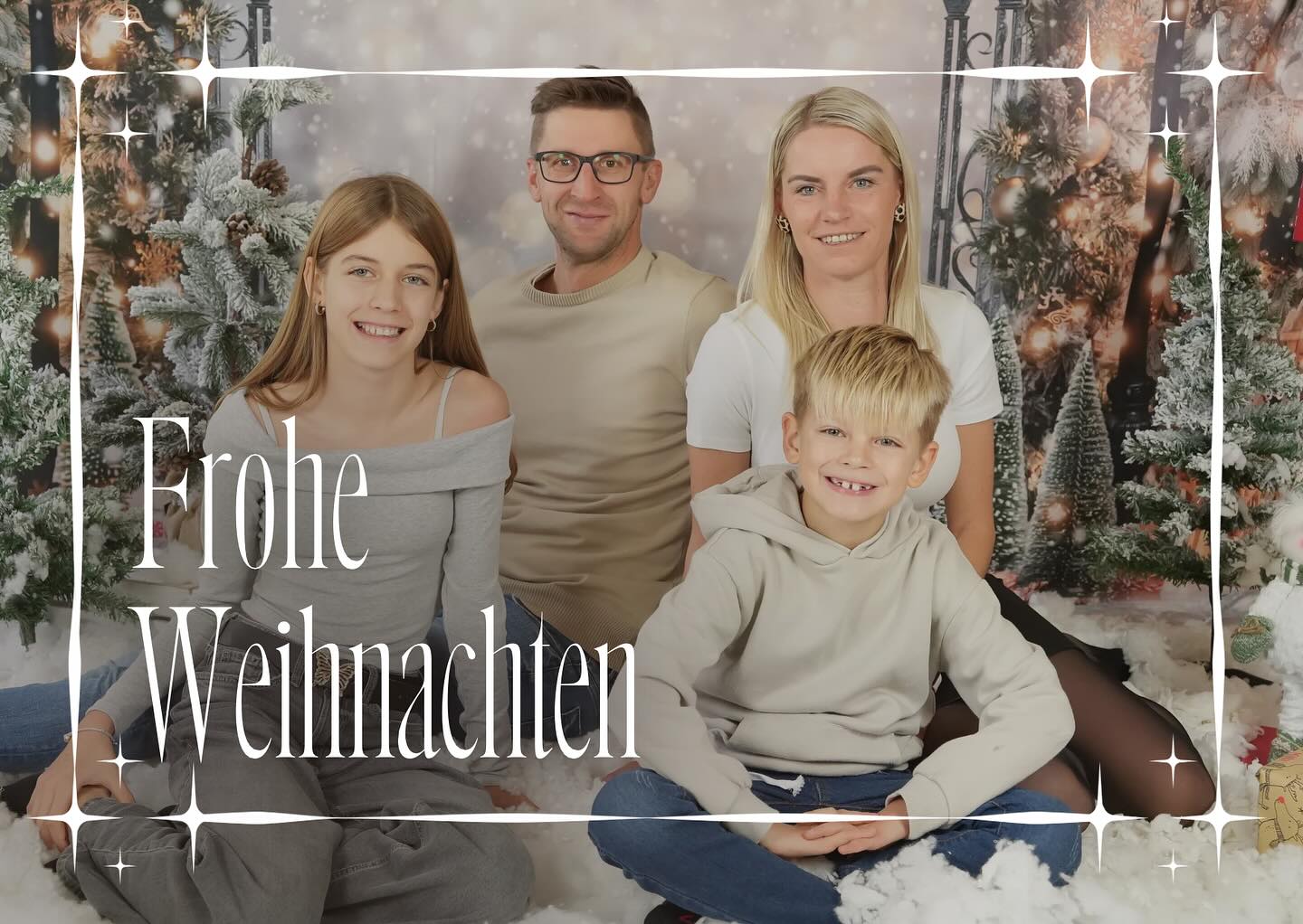 Dieses Jahr war nicht leicht.
Es war eines jener Jahre, die man sich nicht aussucht – und die einen trotzdem verändern.
Der Abschied von meiner Mama 🖤
hat vieles leiser gemacht.
Manches schwerer.
Und vieles plötzlich in ein anderes Licht gerückt.
Und trotzdem – oder vielleicht gerade deshalb – möchte ich heute Danke sagen. 🤍
Danke für all die Menschen, die mich getragen haben.
Für jedes liebe Wort, jede Bestellung, jede Nachricht, jedes stille Dabeisein.
Für all jene, die meine Arbeit wertschätzen und meinem Herzensprojekt Raum geben – auch dann, wenn das Leben im Hintergrund gerade ganz schön wackelt.
KreativVeredelung war dieses Jahr nicht nur Arbeit.
Es war Halt.
Ablenkung.
Und manchmal genau das, was mir geholfen hat, weiterzugehen – Schritt für Schritt. ✨
Ich wünsche euch von Herzen ruhige Weihnachtstage,
Zeit für Nähe, für Wärme, für Erinnerungen –
und für all jene, die für immer einen Platz in unseren Herzen haben. 🕯️🤍
Danke, dass ihr da seid.
Frohe Weihnachten🎄
#froheweihnachten #danke #kreativveredelung #handmadewithlove #weihnachtszeit #herzensprojekt #weihnachtsgrüße #dankbarkeit #handgemachtösterreich