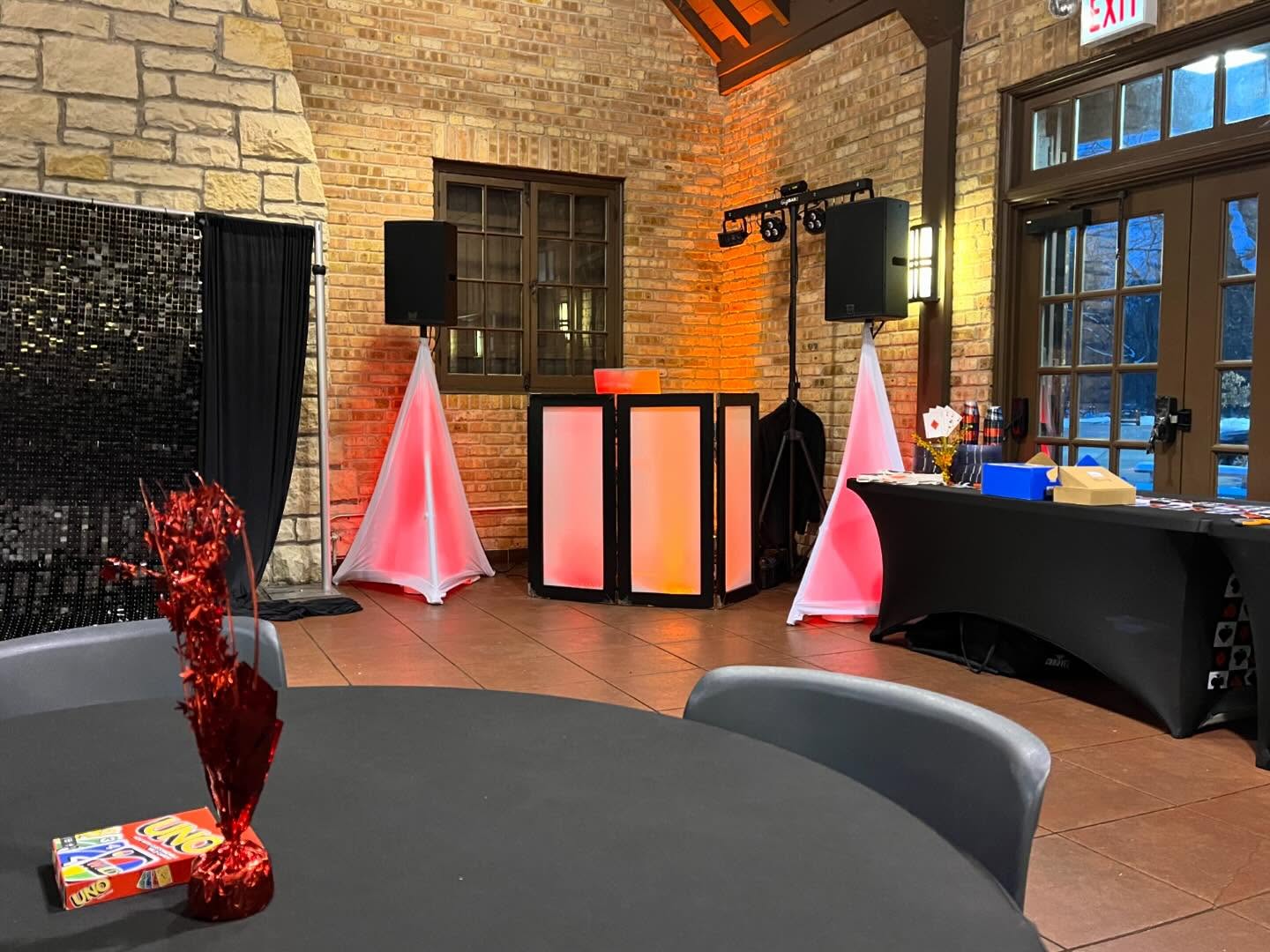 This recent gig took me out west to a preserve and I was greeted by several deer in the snow (see last shot). For this surprise birthday celebration they wanted to gamble so the entire next room became a casino lounge 😎👌
Thanks to @ampeventprofessionals for this opportunity