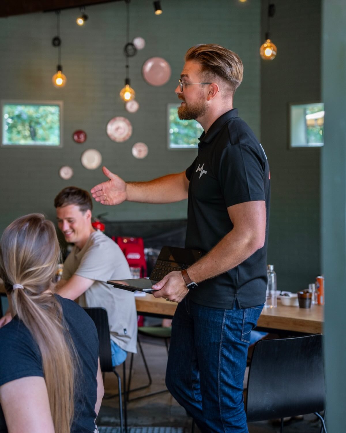 Stel je voor: een BHV-training waar mensen écht luisteren.
Geen gapende gezichten. Geen telefoons onder tafel. Ik leg het uit, maak het interactief, en zorg dat
ze het snappen.
Want BHV is cruciaal. Het redt levens als een collega in nood is. En beperkt schade bij een
calamiteit. In Nederland zijn er jaarlijks meer ernstige arbeidsongevallen dan je denkt. En vaak
speelt slechte voorbereiding een rol.
Is jouw team al zo betrokken en voorbereid?
Of wacht je tot het misgaat?
Ik maak het verschil in 1 dag.
#veiligheid #safetyfirst #bedrijfshulpverlening #BHV #ehbo #veiligheidsbewustzijn
#bedrijfsveiligheid #veiligewerk #noodsituaties #levensreddendhandelen #praktijkgerichteopleiding
#eerstehulp #AED #ontruimingsoefening #veiligheidsopleiding #hulpverleners #teamwork
#BHVpoint #TeamBHVpoint #BHVpointTraining