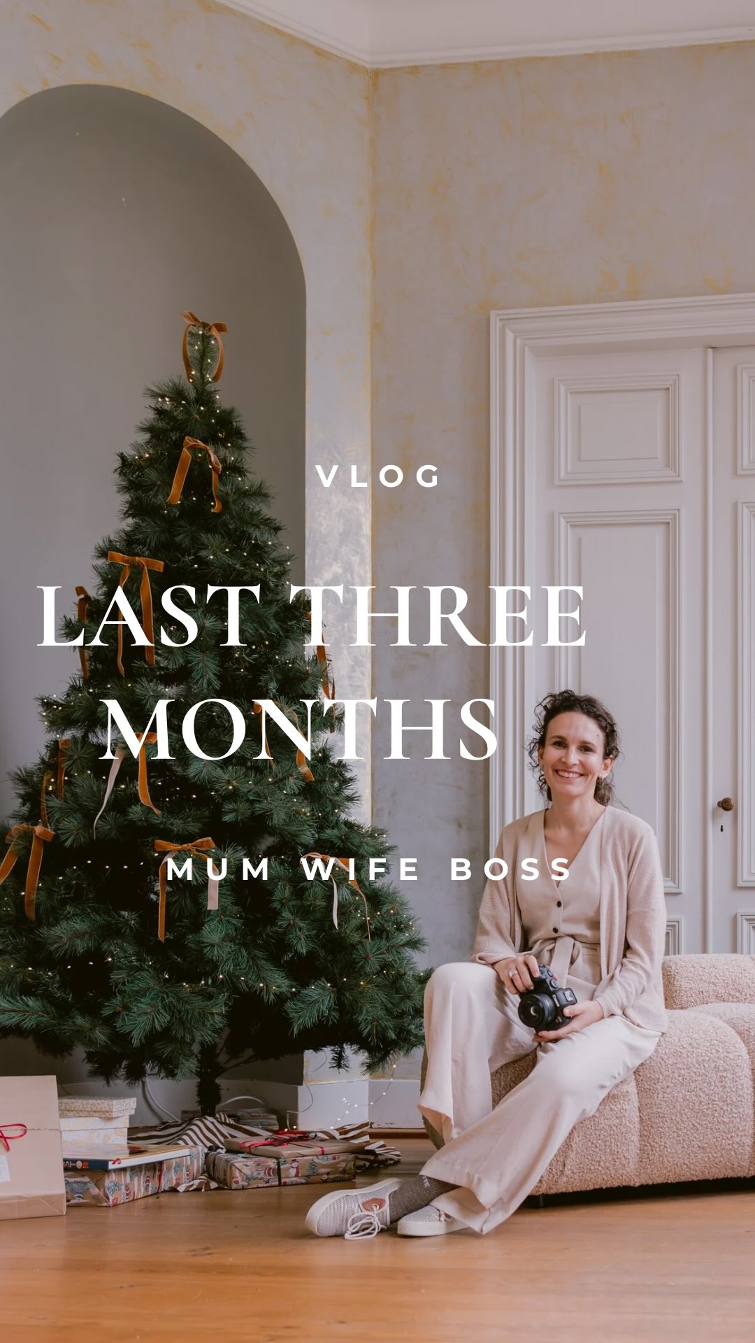 ✨ Ces 3 derniers mois… ✨
3 mariages, dont deux avec @le.prisme.en.duo et des folies créatives avec @lbj2a !
Des clôtures de fin de saison, des rencontres qui marquent @weddingclosingparty @weddingpartytimebordeaux
Les mini-séances de Noël @le.prisme.lifestyle au @chateaucouffins et de beaux projets à venir🎄
Des heures (sans fin) de post-prod et de montage vidéo 🎬
Une session de prises de vues immobilières @le.prisme.immo à la golden hour pour @chateau_olivier
Du team building, des événements de rencontres et de connexions avec les @lesrayonnantes.bordeaux @forcefemmes
Les heures de travail, d’expériences et tellement plus avec @lauriegerling_photographie
De jolis bons cadeaux pour des stages photo, des séances famille et des albums prêts à se glisser sous vos sapins 🎁
Des sessions photos en crèches notamment pour @sageassociation
De beaux mariages à venir pour 2026 ✨
Et vos retours… si précieux, si touchants, merci à mes mariés 🤍
Mais aussi…
Des moments de déconnexion en famille et entre amis
Les 1 ans et les premiers pas de Raphaël 🤍
La première année des lutins farceurs Tic & Tac et l’enthousiasme de Agathe🎅
La reprise de la danse @emiliemorinpro et @lessly_dance 💃
Une escapade en amoureux dans notre ville de cœur
Un shooting Halloween avec mes (faux) petits monstres 🎃
Le premier semi-marathon d’Aymeric 🏃♂️
On oubliera le vol et le vandalisme de nos moyens de locomotion…
Pour ne garder que l’essentiel : les rires, l’amour, les projets et la gratitude 🤍
Prête pour la suite ✨