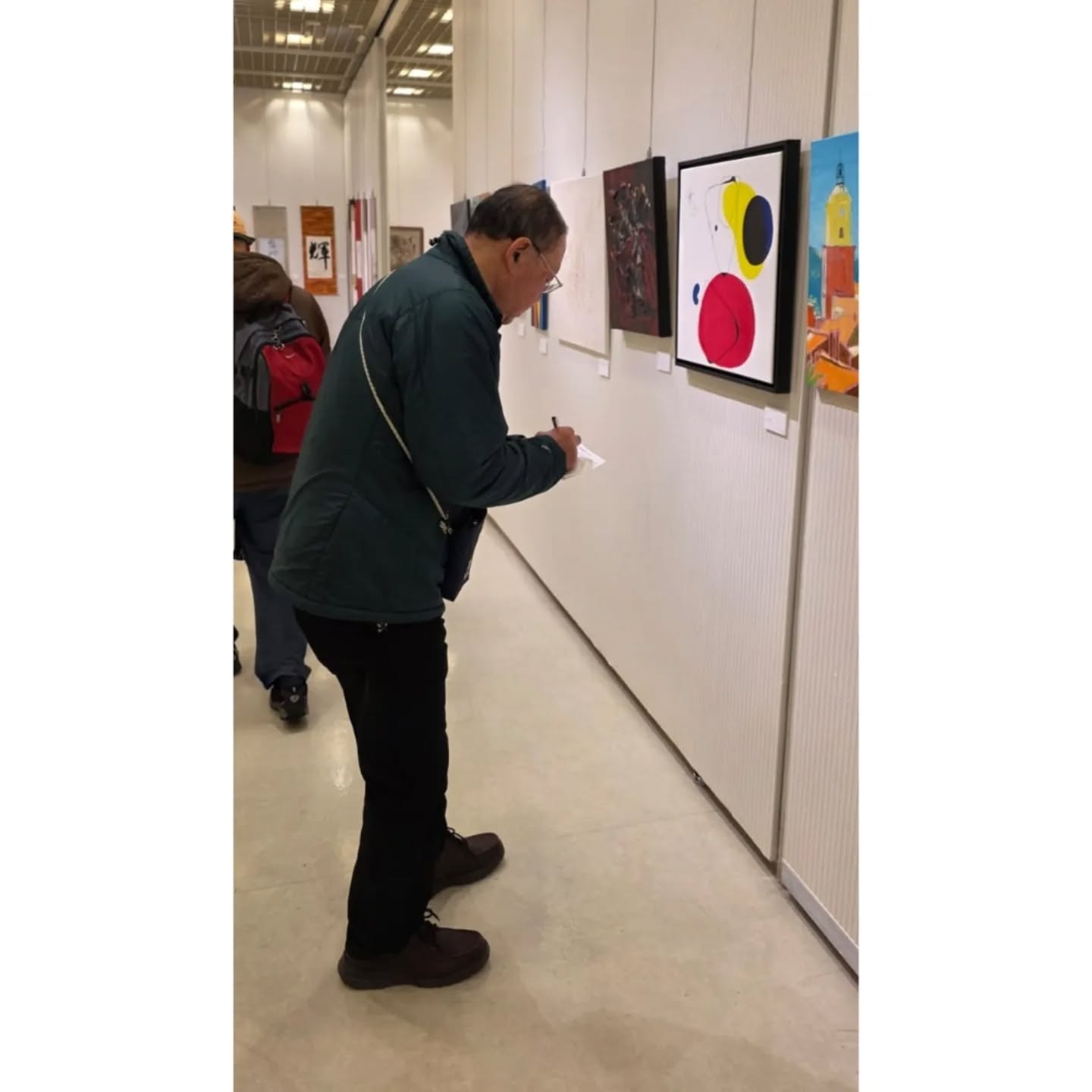Tokyo, nous y sommes ! 🇯🇵
Aujourd'hui s'ouvre l'exposition JEPAA 2025 au Theatre Metropolitan de Tokyo.
Cette exposition fait suite à celle de Paris et savoir mon travail dialoguer avec des artistes japonais à l'autre bout du monde est pour moi un très beau cadeau de Noël 🎄
Un immense merci à @eric.dubarry qui représente magnifiquement les artistes français sur place et qui nous envoie ces premières images.
Merci à @jepaa_2025 pour cette belle aventure internationale ! 🇫🇷🇯🇵 💫
#tokyo @jepaa_2025 #artcontemporain #peintureabstraite #stelo #theatremetropolitan expositioninternationale echangeculturelfrancojaponais artjaponais artfrançais