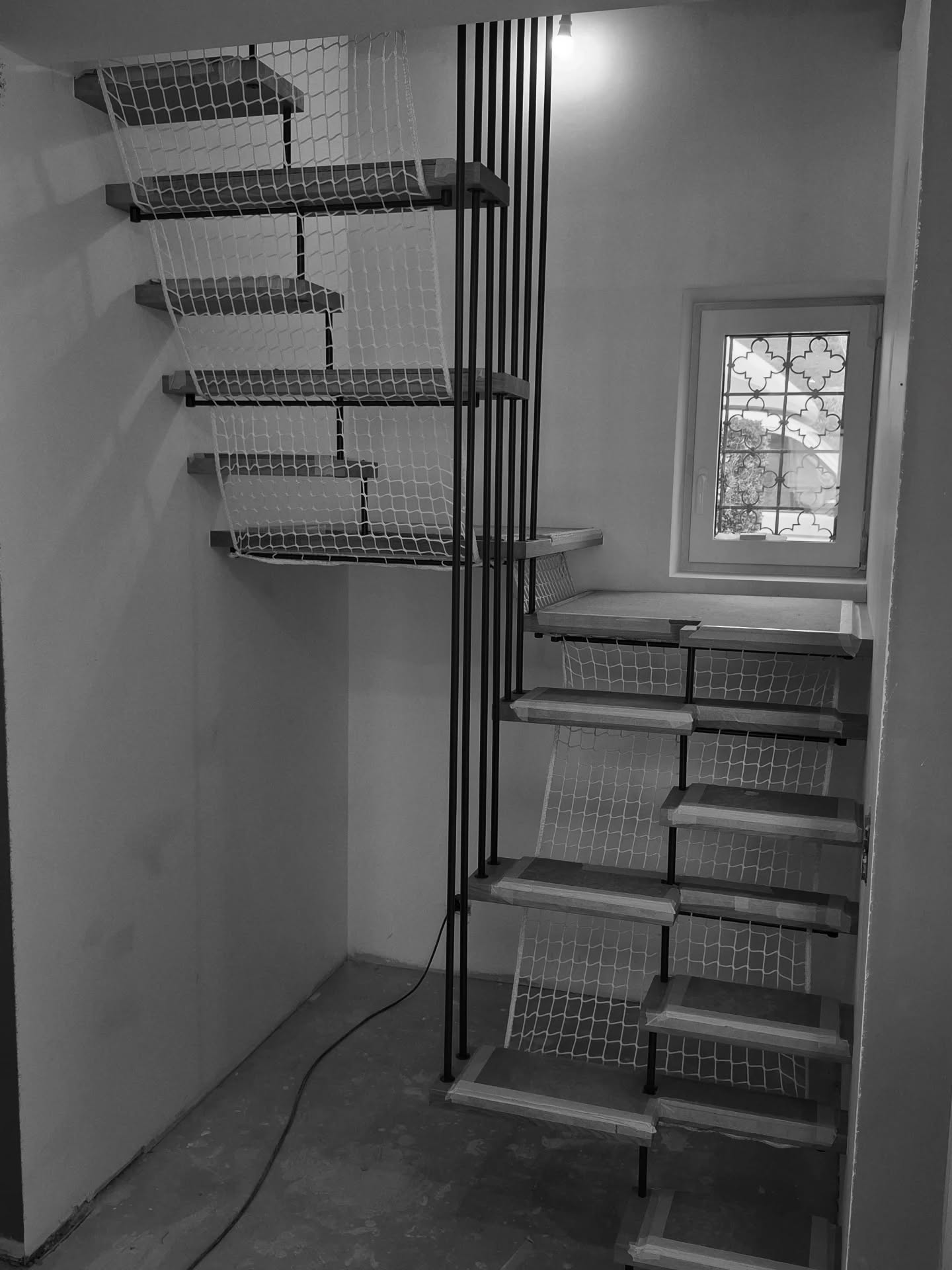 Suspendu dans les airs ⬆️
Les marches d'escalier sont portées par des balustres métalliques ancrés au plafond.
Une solution audacieuse pour cette villa individuelle où la structure défie les conventions. Le filet assure la sécurité de manière discrète et durable.
📍 Projet : Villa individuelle
🪵 Matériau : Chêne + métal
✨ Particularité : Escalier suspendu au plafond
Plus de photos à venir une fois le chantier terminé ! 📸
Des projets hors du commun qui demandent précision et expertise. DM ou lien en bio 📩
.
.
.
.
.
.
.
#escalier #chêne #escaliersuspendu #menuiserie #interiordesign