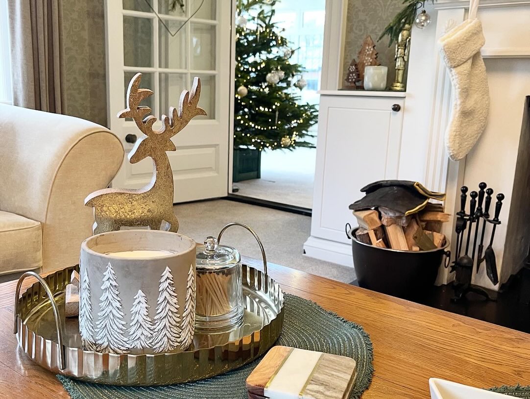 ~ It’s been a busy week of finishing touches, last bits of work and squeezing things in before everything properly slows down.
~ Some small Christmas moments amongst it all…
#christmasdetails #festivestyling #interiorstyling #interiordesigner #seasonaldecor