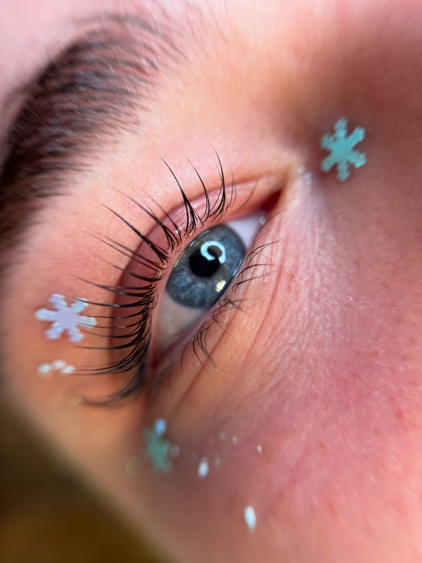 Lashlifting Winter Vibes 🩵❄️
Ich wünsche allen eine besinnliche Weihnachtszeit 🎄🎅🏽
Möchtest du 2026 deinen Kundinnen auch Sole Ergebnisse liefern? Dann melde dich noch heute für meinen Lashlifting Kurs an und lerne bequem online in deinem Tempo das Lashlifting oder buche eine Live Schulung und schaue dir meine Technik an 🩵
Lotionen und Pads von Eloore @engelswimpern
Mit dem Code Madeleine10 sparst du 10%
#lashlift #lashlifting #lashliftingschulung #wimpernlifting #wimpernliftingschulung #lashes #wintervibes #lashliftingfrankfurt #lashlamination