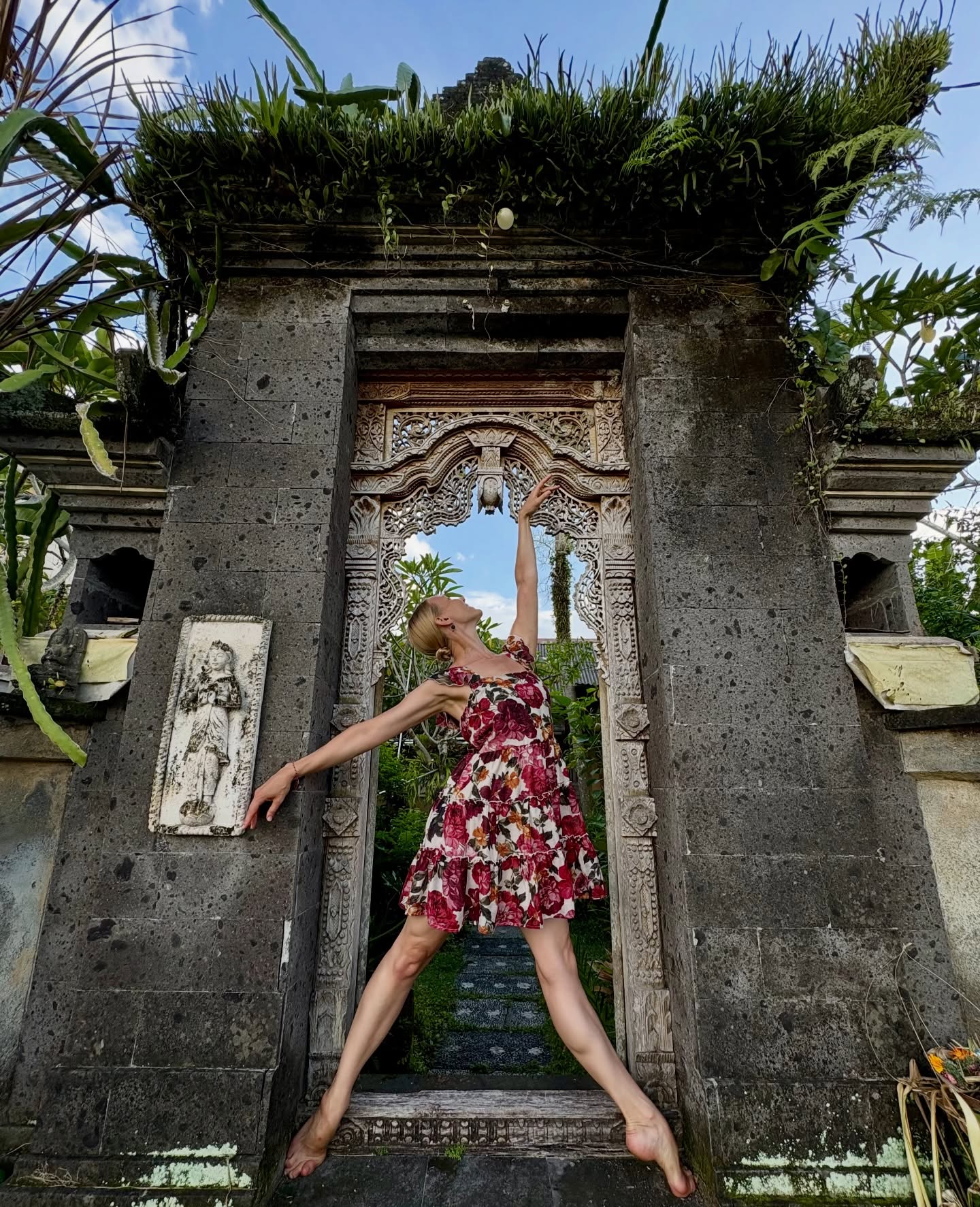 RISE & SHINE - because it’s always a great day for dancing! A little morning heart opener in the doorway of my Bali Homestay!
❤️
#bali #dancethroughlife #ubud #heartopener #justdance
