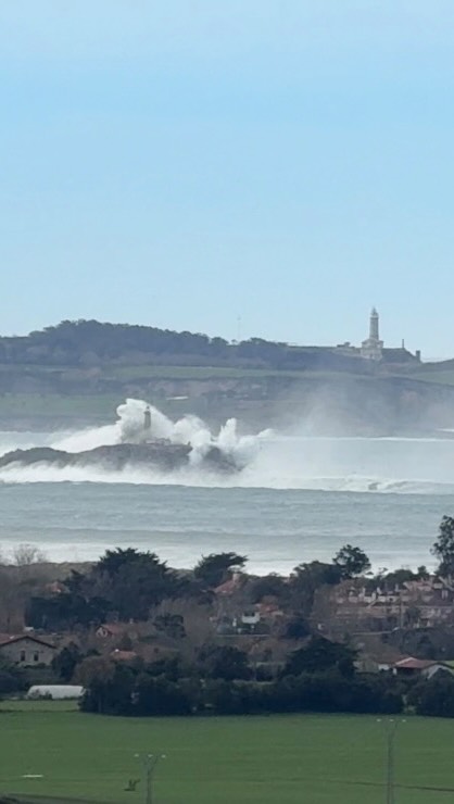 Desde Bodega Bahía de Santander, queremos felicitar estas fiestas con la fuerza y la belleza de nuestra tierra.
El mar Cantábrico, bravo y auténtico, nos regaló el otro día esta imagen única: las olas rompiendo con intensidad y superando la Isla de Mouro, recordándonos que la naturaleza, como la vida, se vive con carácter y emoción.
Que esta Navidad venga cargada de momentos intensos, de brindis sinceros y de esperanza renovada.
Os deseamos unas felices fiestas y un nuevo año lleno de salud, proyectos y buenos vinos.
¡Feliz Navidad y próspero Año Nuevo! 🍷🌊