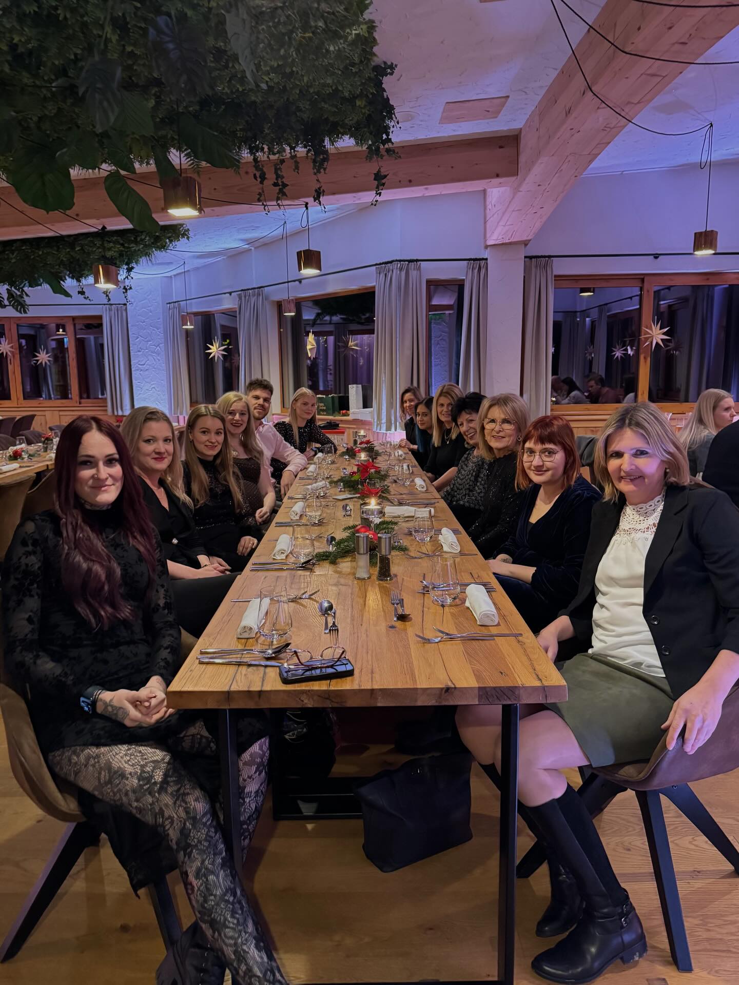 ✨🎄 Weihnachtszauber im Team 🎄✨
Unsere Weihnachtsfeier war gefüllt mit herzlichem Lachen, leckerem Menü und fröhlichem Wichteln – ein Abend voller Wärme, Spaß und Zusammenhalt. ✨🤍
Wir sind dankbar für unser Team, für gemeinsame Erinnerungen und für ein Jahr voller Vertrauen, Schönheit & Veränderung. ✂️🤍
Auf ein strahlendes neues Jahr! ✨