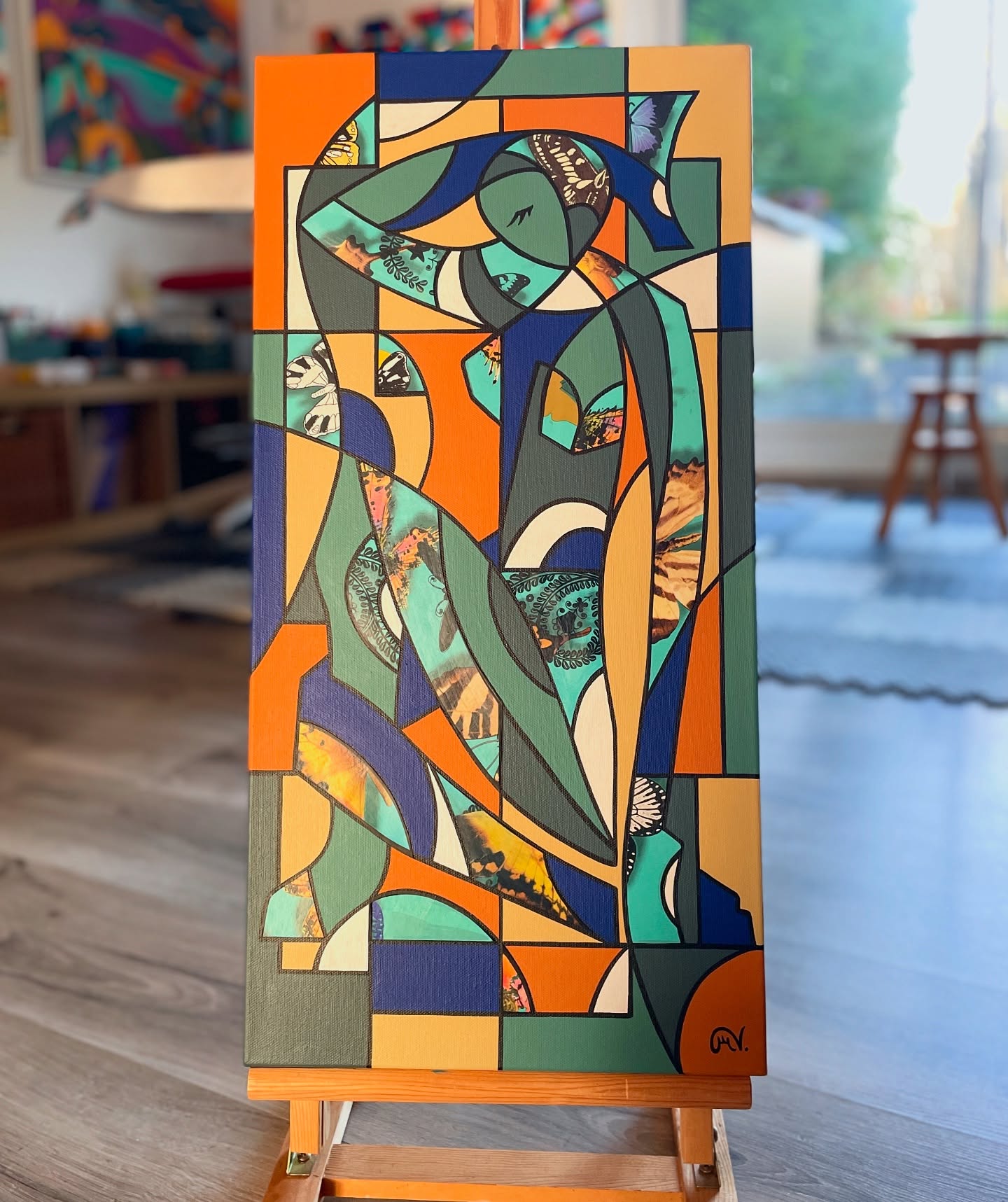 Titre : Becoming Blue II 🆕
Dimensions H60 X L30 cm Châssis 3D
Collage et Acrylique sur toile - Oeuvre originale
Disponible 💚
~~~~~~~~~~~~~~~~~~~
« Cette œuvre revisite le célèbre Nu bleu de Henri Matisse à travers une approche graphique et géométrique évoquant l’esthétique du vitrail. Les contours s’entrelacent et découpent la figure en zones lumineuses, tandis que les fragments de Wallpapers signés Christian Lacroix, ornés de papillons, apportent texture, poésie et mouvement. L’ensemble crée une métamorphose visuelle où le corps se fragmente et se recompose. Entre éclats d’ailes et profondeurs de bleu, la figure devient un symbole de liberté, d’envol et de transformation. »
•
•
•
•
#artwork #Painting #Art #peinture #collage #christianlacroix #nubleu #henrimatisse #50nuancesdemarguerite #maguyvaz