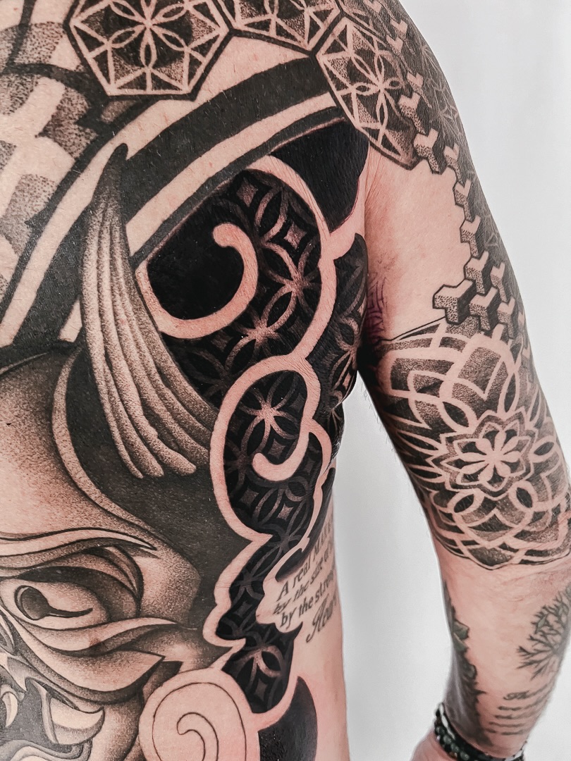 Before the full piece.
Large-scale geometric blackwork,
Japanese structure, solid black,
an Oni mask slowly taking form across the back.
Details first.
The rest is coming.
Booking open in Oakland.
#blackworktattoo #japanesetattoo #geometrictattoo #onimask #backpiecetattoo oaklandtattoo