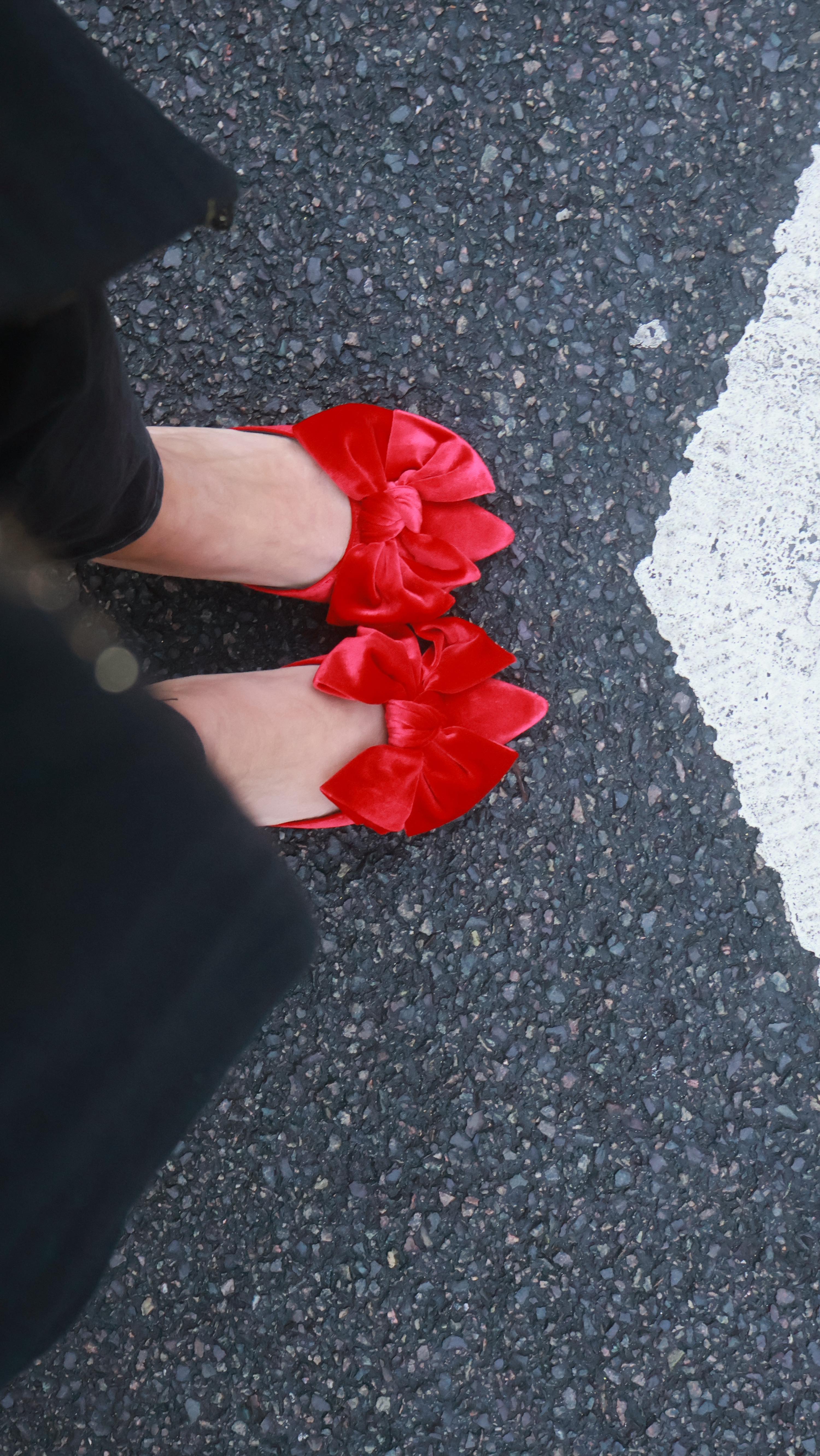 I was packing my suitcase to go to Barcelona for Christmas. My hair isn’t done and I’m not wearing any makeup, but I thought it would be a great way to share my outfits, as I tend to take photos of them anyway when I am planning on what to pack. Accessories and 💄 will be added, of course!
.
Hope it can give you some ideas if you don’t know what to wear yet for your events. Merry Christmas!!!!
.
Christmas outfit ideas, outfits to wear at Christmas, my Christmas outfits
