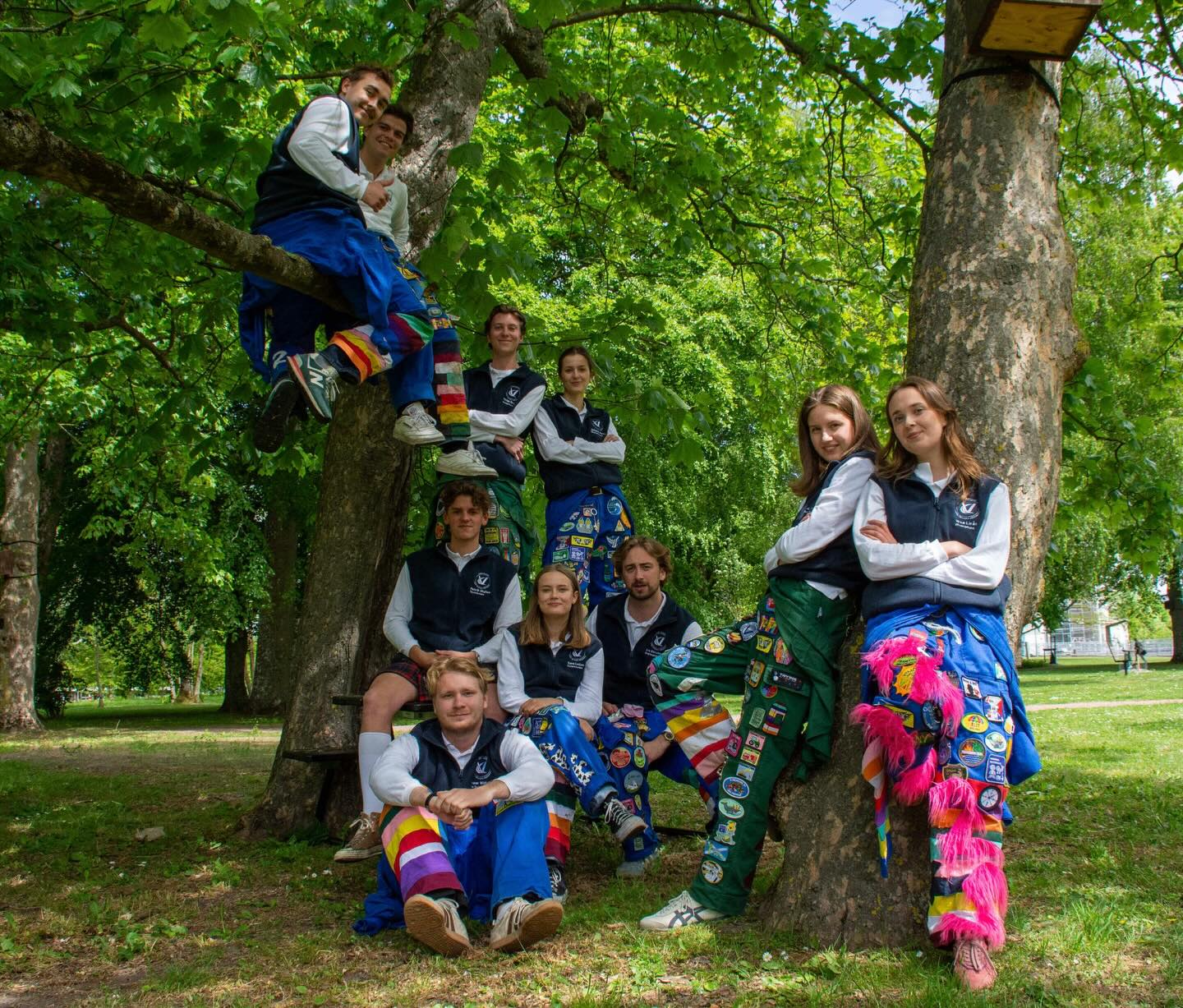 Vi i Styret 25 vill rikta ett stort tack till er alla för ett helt fantastiskt år!
Året har varit fyllt av äventyr, skratt och minnen för livet, allt från hajst och brottning till spex, dans och rollen som föräldrar åt en liten bäver. Det har varit en ära att få representera denna underbara sektion, och vi hoppas att ni haft minst lika kul som vi under året som gått.
Nu lämnar vi med varm hand över stafettpinnen till Styret 26, som vi är övertygade om kommer ta sektionen vidare mot nya höjder
Ett stort tack till alla medlemmar och funktionärer för ert engagemang och arbete, ni är hjärtat i V-sektionen och det är ni som gör sektionen till vad den är.💙
Vi önskar er alla en riktigt god jul och ett gott nytt år!
/Styret 25