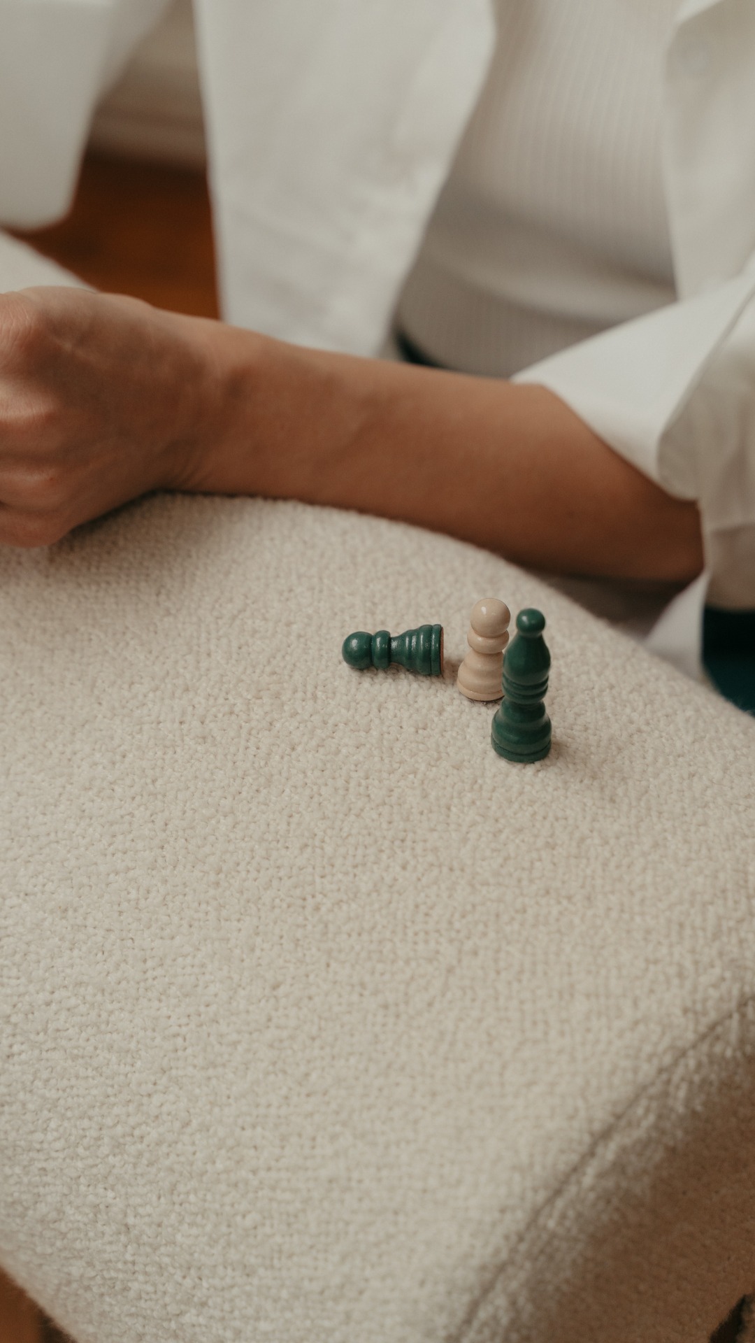 Ge zijt goed bezig.
Ge moogt even stilstaan, terugblikken, ademen. Het afgelopen jaar was waarschijnlijk een mix van hoogtepunten die u deden shinen en momenten die misschien wat zwaarder voelden.
But look at it this way : elk laagtepunt was een groeikans. Elk hoogtepunt een bewijs dat ge weer een level hoger zijt gegaan.
Ge hebt gedragen, gebouwd, bijgestuurd, gegroeid. En dat verdient meer erkenning dan ge uzelf waarschijnlijk geeft.
En misschien voelt ge, ergens tussen dat terugblikken en vooruitkijken, dat er in 2026 ruimte is voor nog iets meer. Iets dat nog meer klopt met wie ge geworden zijt.
Met plezier duiken we dan mee in uw verhaal, brainstormen we over nieuwe richtingen en zoeken we naar manieren om uw merk te laten meegroeien met uw ambitie. Want die hebt ge, dat voelen we.
En net daarom zijn wij zo graag uw partner in 2026 — om samen te creëren, te fine-tunen en uw merk het podium te geven dat het verdient. Keep on shining. 🪩