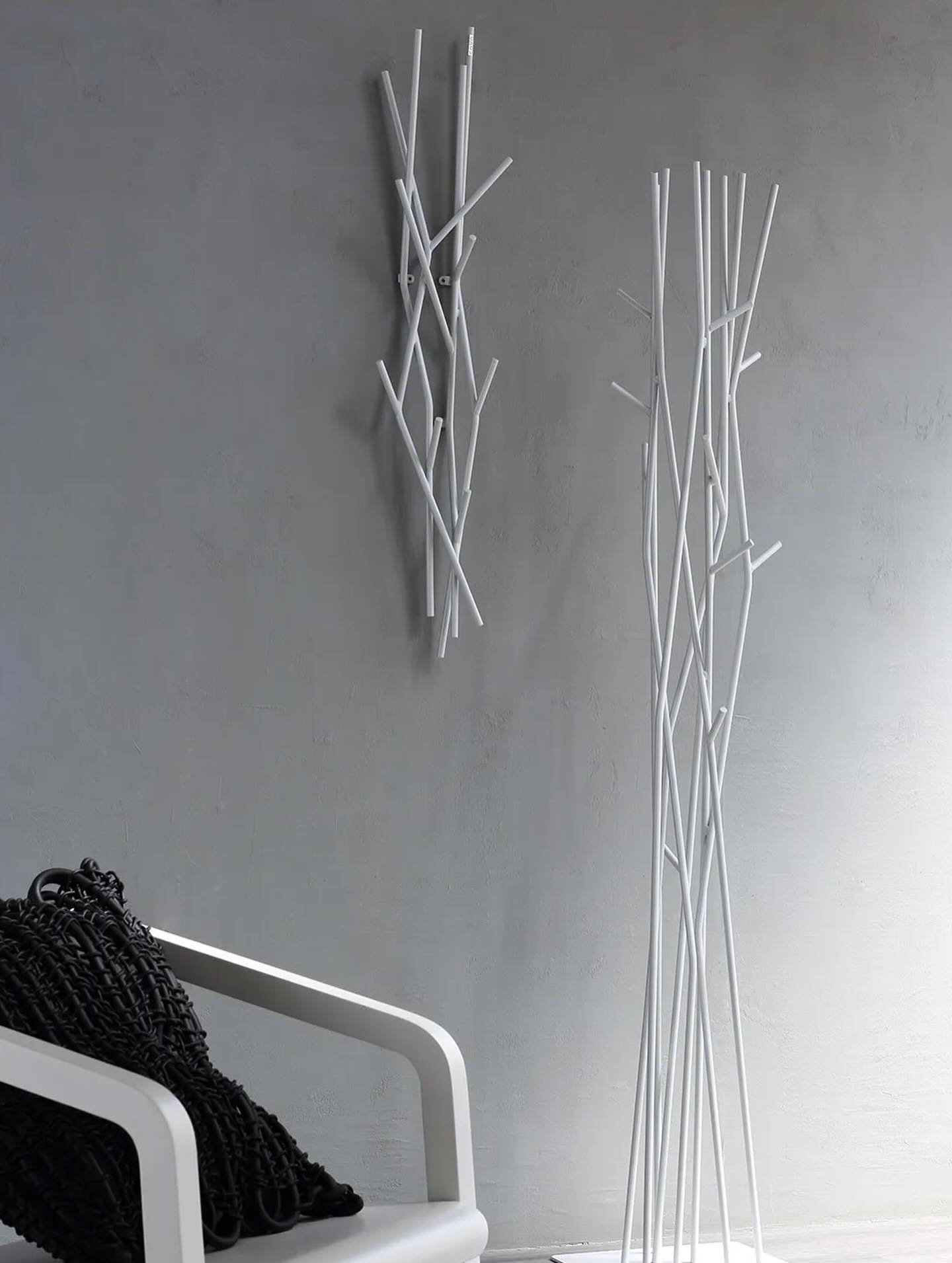 LATVA – rohkem kui lihtsalt nagi.
Ajatu disainiikoon, mis on juba 15 aastat leidnud koha stiilsetes interjöörides. Mikko Laakkoneni loodud LATVA on inspireeritud talvistest kasepuudest – kerge, graatsiline ja samas funktsionaalne.