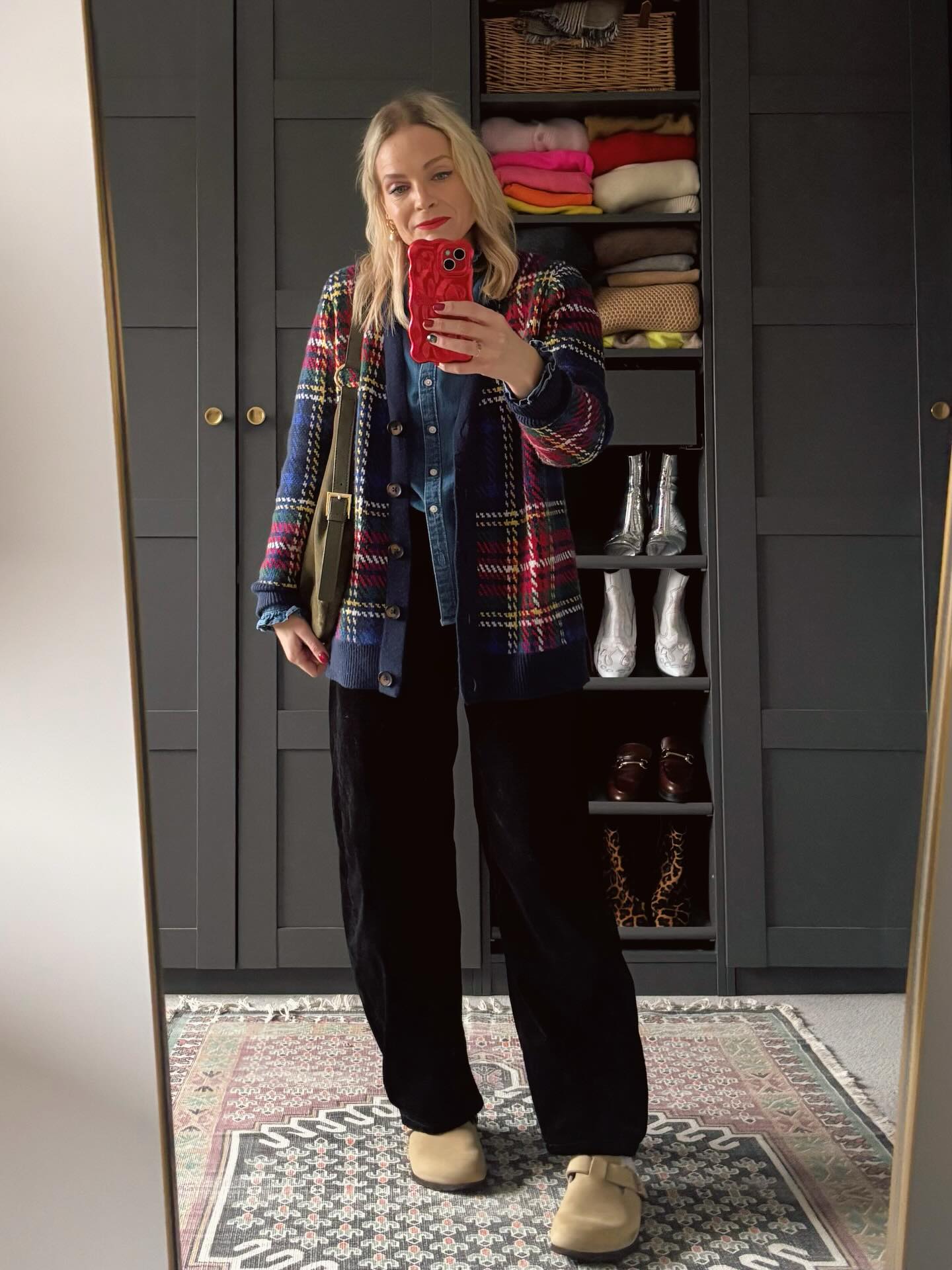 Gah! I’ve been entirely absent on here for most of December. Lots of fun has been had but it was necessary to step back and rest - I got a stye for the first time in years so thought that was a sign to slow it down. Still got work to do, shopping to get and presents to wrap so I’ll keep the caption short!
Some recent outfits…
(Black Cords: @southoftheriver.co.uk - previous gift/PR)
Style - personal style - personal stylist - women’s style - styling - style inspo - personal styling
#personalstylist #personalstyle #winterstyle #casual #ootd