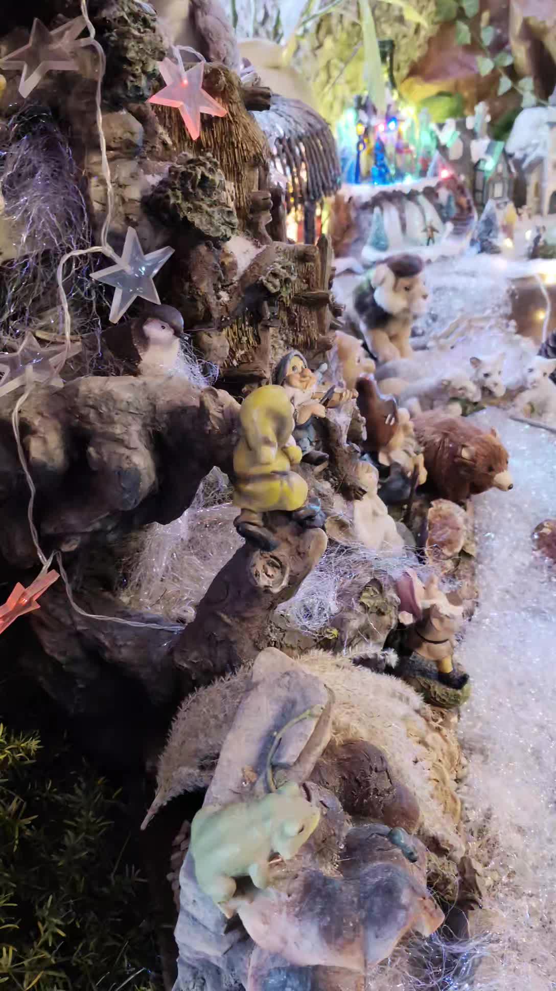 🎅 Je vous présente la crèche de ma Tata.
Chaque année elle construit cette magnifique crèche. Elle ouvre sa maison et permet aux promeneurs de venir découvrir son œuvre.
🎄 Un bel hommage à la magie de Noël 🎄