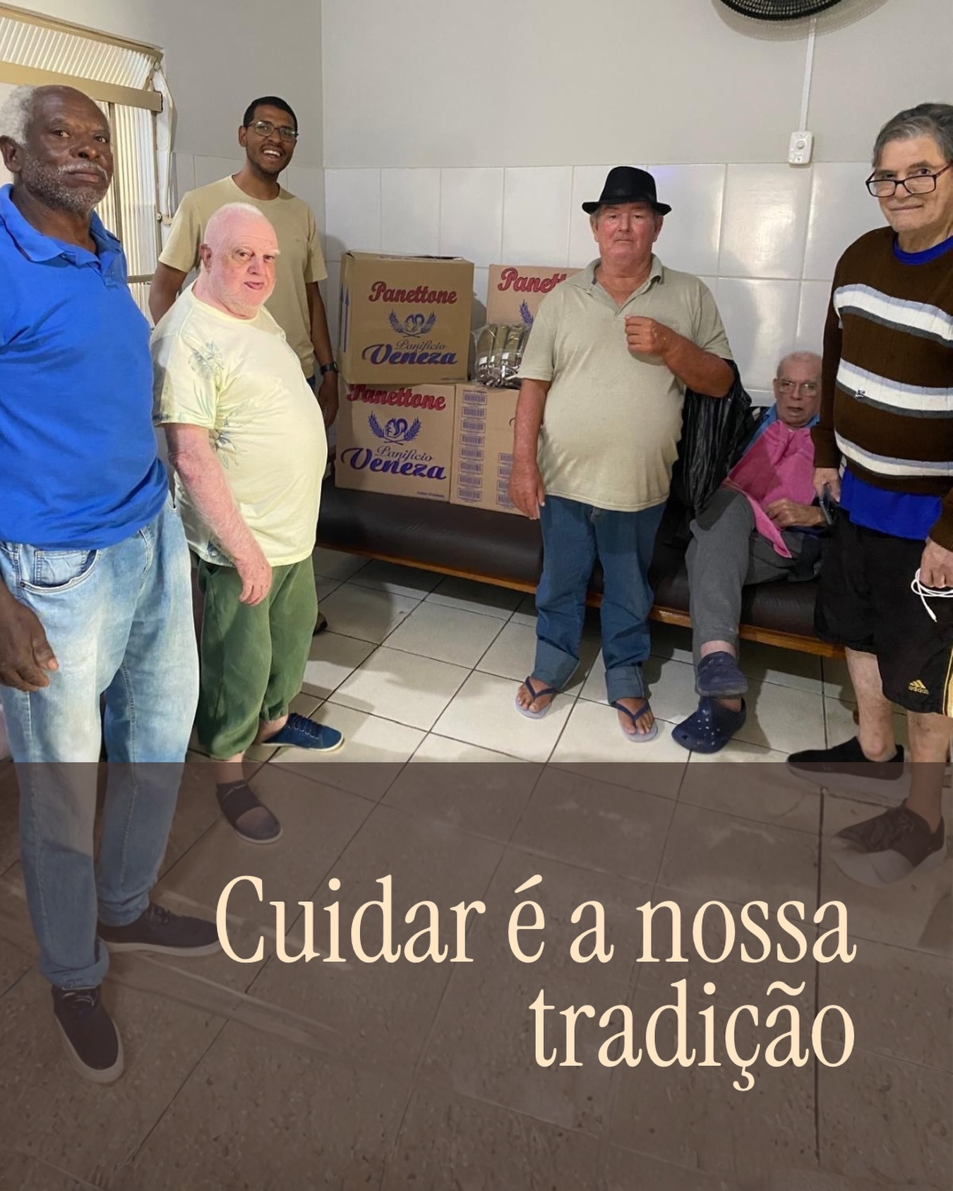 Todos os anos, o Café Ouro da Serra renova o seu compromisso com a solidariedade, e este ano o nosso destino foi muito especial: visitamos o Lar Sagrado Coração de Jesus, em Natércia - MG.
Levar esses panetones foi apenas uma desculpa para o que realmente queríamos entregar: o nosso carinho, o nosso respeito e um pouco de doçura para quem tem tanto a nos ensinar sobre a vida.
Ver o sorriso no rosto de cada um desses senhores nos faz lembrar que o Natal não é sobre o que está debaixo da árvore, mas sobre o que transborda do peito. ❤️
Que a nossa pequena semente de solidariedade possa inspirar mais gestos de amor por onde passarmos. Afinal, a vida fica muito mais saborosa quando compartilhada! ✨
#CafeOuroDaSerra #Solidariedade