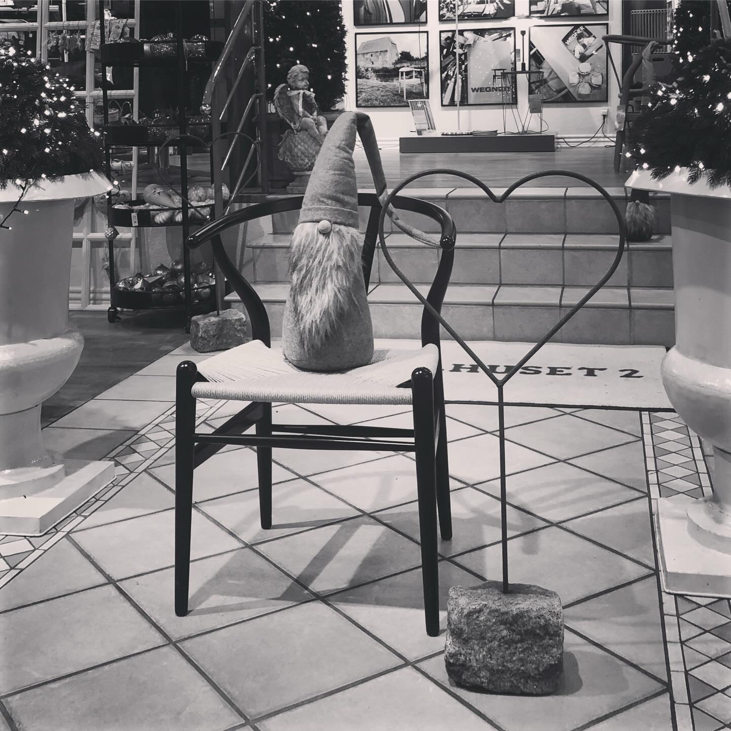 Kære alle,
Vi ønsker jer en glædelig jul fyldt med ro, nærvær og hyggeligt samvær med familie, venner og bekendte.
Tak for opbakning, besøg og mange gode og interessante samtaler i året, der er gået – det betyder mere, end I tror.
Med venlige julehilsner
Møbelhuset 2