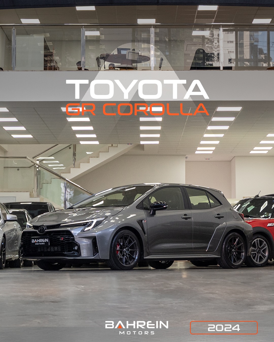 Há algo de poético em ver o GR Corolla de perto. Talvez seja a forma como os para-lamas alargados abraçam o asfalto, como o capô marcado parece respirar junto do turbo, ou como o difusor traseiro e o escapamento triplo revelam que a aerodinâmica aqui tem alma. A Toyota não criou um carro: escreveu uma carta ao prazer de dirigir. Sob o capô, o 1.6 turbo 3 cilindros de 304cv prova que potência não precisa de exageros, precisa de intenção. E aqui, tudo tem um propósito: da tração integral ao câmbio manual de seis marchas, nada é gratuito. É o tipo de carro que exige algo de você, e em troca, entrega uma experiência pura, quase íntima.
Enquanto o mundo se rende a carros que dirigem sozinhos, o GR Corolla é o último romântico. Ele não tenta te proteger de si mesmo, mas te convida a participar, a sentir cada troca de marcha, a vibração do motor, cada curva que se desenha sob o volante. A engenharia por trás dele é quase emocional: discos ventilados, escapamento triplo, uma relação peso x potência precisa e a confiança de uma tração que te desafia a ir um pouco além.
Ele é o tipo de carro que reacende o gosto por dirigir, não apenas pela potência ou velocidade final, mas pela entrega como um todo. O GR Corolla é mais do que performance, é sensação, controle e emoção em perfeita harmonia. Um carro feito para quem entende que pilotar é sentir. E quando você segura o volante dele, percebe: alguns prazeres ainda valem ser vividos do jeito certo.
Toyota GR Corolla Core
2024
Ficha técnica:
> 1.6 304cv Turbo
> Tração integral
> Manual de 6 marchas
> Porta-malas de 450 litros
> Unidade 66/99 Launch Edition
> Ar-condicionado digital de duas zonas
> Freio a disco ventilado nas quatro rodas
> Relação peso x potência de 4,88kg/cv
> Carroceria na cor Precious Metal
> Controle de cruzeiro adaptativo
> Interior em couro e Alcântara
> 0 a 100km/h em 5,5 segundos
> Filtro de ar esportivo K&N
> Estepe quinta roda
> Escapamento triplo
> Faróis Full LED
> 10.875km
> Gasolina
R$ 329.700,00
Acesse o link na bio e faça a sua proposta.
(11) 93210-3000
#bahreinmotors #toyota #toyotagr #toyotagrcorolla #gazooracing #grcorolla