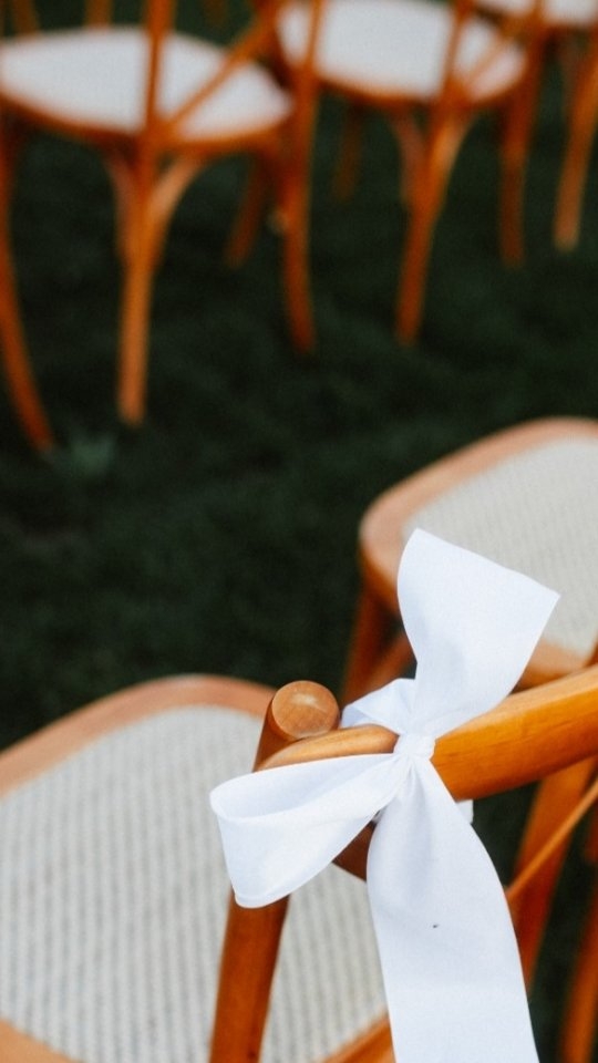 En cette periode de Noel, on en voit partout, et c'est devenu un incontournable chez moi...
Il y a des détails qui changent tout, et pour moi, les rubans bien épais et un peu trop longs en font clairement partie, je ne peux pas m'empêcher d'y voir un clin d’œil à l’élégance absolue d’Audrey Hepburn. J'adore ce côté "effortless", chic, terriblement romantique... et surtout intemporel de ce bout de tissu jeté là...
Si on devait retenir une idée de cette année 2025 qui touche à sa fin, c'est bien ce style édito, et si comme moi vous essayez de mêler subtilement m tendances éphémère et éternité, vous validerez que ce simple ruban blanc en est finalement le lien logique, la cléde voute.Je reste fascinée par la manière dont un simple morceau de tissu peut donner une allure "Couture" à une déco.
"L'élégance est la seule beauté qui ne se fane jamais" diait Audrey Hepburn
Et vous, vous en pensez quoi ?
▫️1 & 2 : photographer @celinecollombfr venue @domaine_noe @provencelocationmariage
▫️3 & 4 : Venue @domainelacastelette84
Wedding Planner @fatiaweddingplanner
Photographer @nencioni_nathalie_photographe
Floral Designer @maison_julieetvictor
Decoration rental @provencelocationmariage
Tableware rental @jani_solution_evenementielle
Wedding dress @margaux_selle
Wedding tailor @maelle_faubourgsaintsulpice @faubourgsaintsulpice_mariage
Make up @inesmakeupartist_
Hairdresser @amandinebhair.makeup
Wedding cake @violetta_gateau
Jewelry @romara.design | @romara.wedding
Stationery and wedding favors @gisele.carles
Wedding rings @maisonmiralys
Wedding shoes @rosa_clara
Wine @letempsdessages
Real couple @c_line_sz @david_040776
▫️5 : @julieetvictor_photographer @bastideetmoi @provencelocationmariage