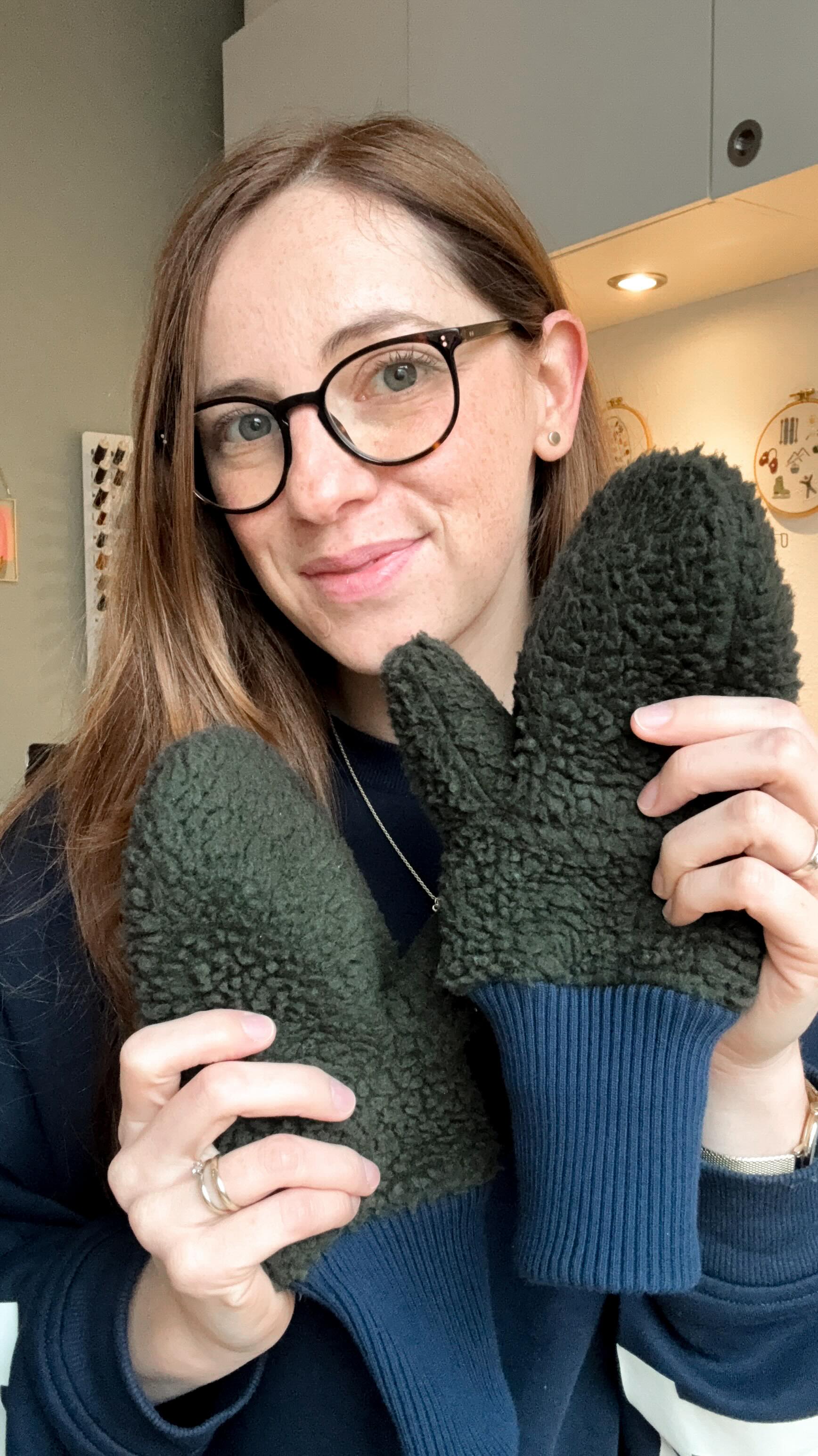 Handschuhe selber nähen – einfacher, als viele denken.
Für dieses Projekt brauchst du nur: einen kuscheligen Stoff, etwas Bündchenware und eine ganz normale Nähmaschine.
Perfekt für Anfänger und ideal, wenn du ein schnelles, warmes DIY nähen möchtest.
Die detaillierte Schritt-für-Schritt Anleitung bekommst du direkt von mir: Kommentiere VIDEO, und ich schicke dir den Link zur ausführlichen Anleitung.
Speichere dir den Beitrag gerne ab, wenn du die Handschuhe später nähen möchtest. 🧤✨