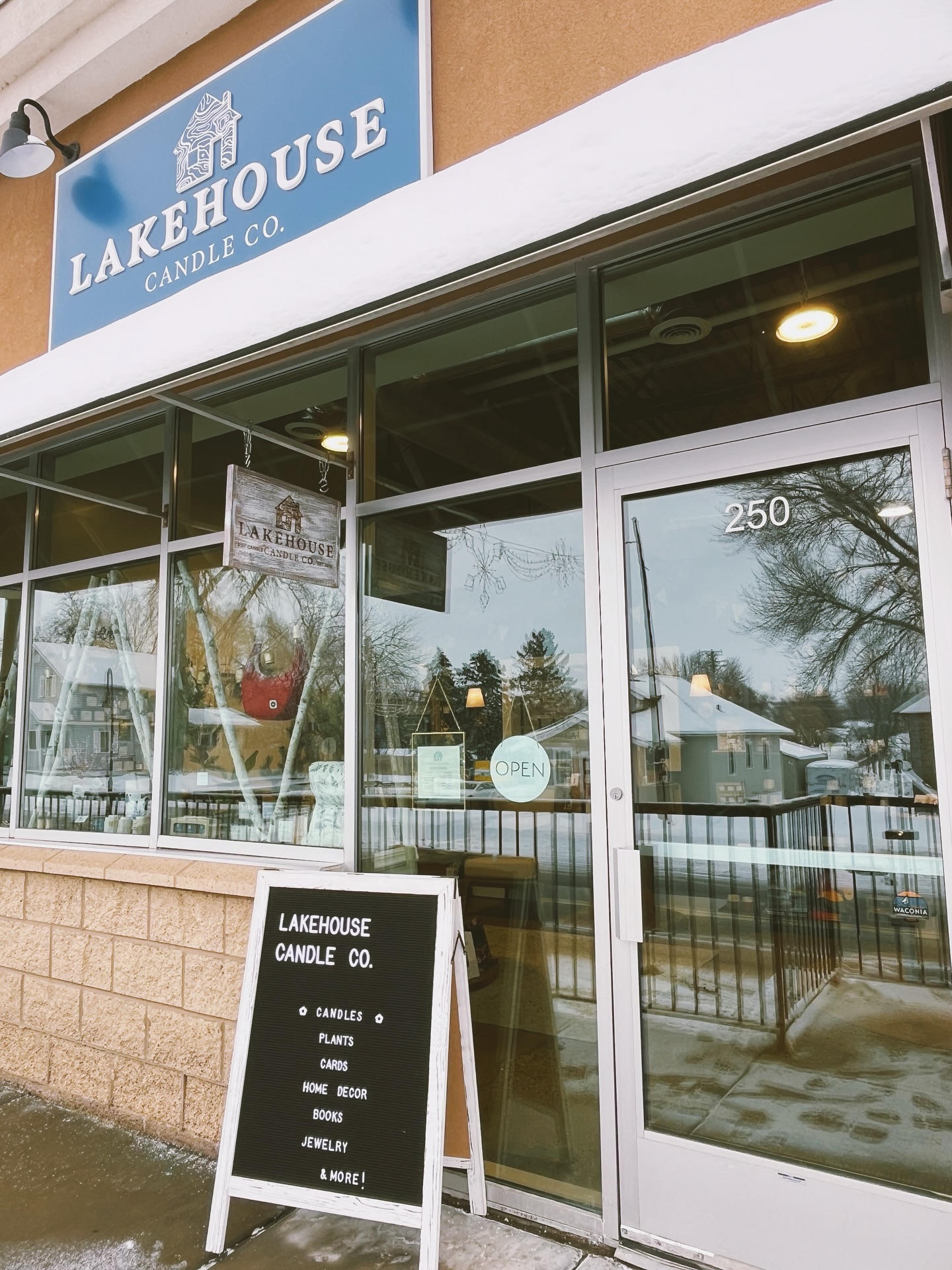 Extended holiday shop hours 🎄
Stop in for your last-minute gifting at Lakehouse!
Tuesday, December 23 | 12–4 PM
Plus, enjoy 20% off all Holiday décor ✨
In-store only