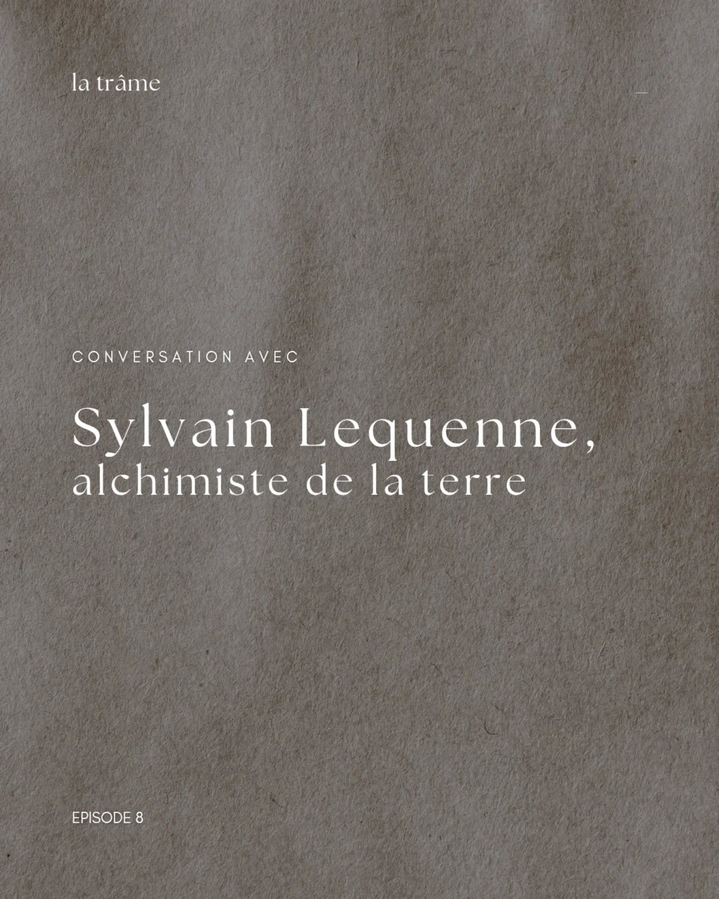 Entre découverte, maîtrise et technique, le geste de Sylvain Lequenne est doté de messages soigneusement codés. Il créé Atelier Amphotere en 2020 dans le Finistère. Il travaille le grès en particulier, main dans la main avec les éléments.
Inspiré par son environnement et ses racines, il crée des pièces uniques, qui font échos aux astres et à l'alchimie.
Dans ce nouvel épisode, nous abordons le travail de Sylvain, son parcours, ses racines et ses rêves. Et les particules qui le composent.
L'épisode 8 de @latrame_ est disponible sur la chaîne Youtube ( lien en bio 🎙️)
Pour découvrir ou retrouver le travail de Sylvain et ses actualités :
Instagram : @atelier_amphotere
***
Enregistrement : décembre 2025
Portrait de Sylvain Lequenne : @studio_vingtrois
Direction artistique : Alison Bigourie - @an.be_studio
Enregistrement et montage : Alison Bigourie - @an.be_studio
Écriture textes ADN, intro et outro : Claire Byache - Studio Racines @studioracinespoesie
Musique intro/outro : Time Is on Your Side by Seven Wings