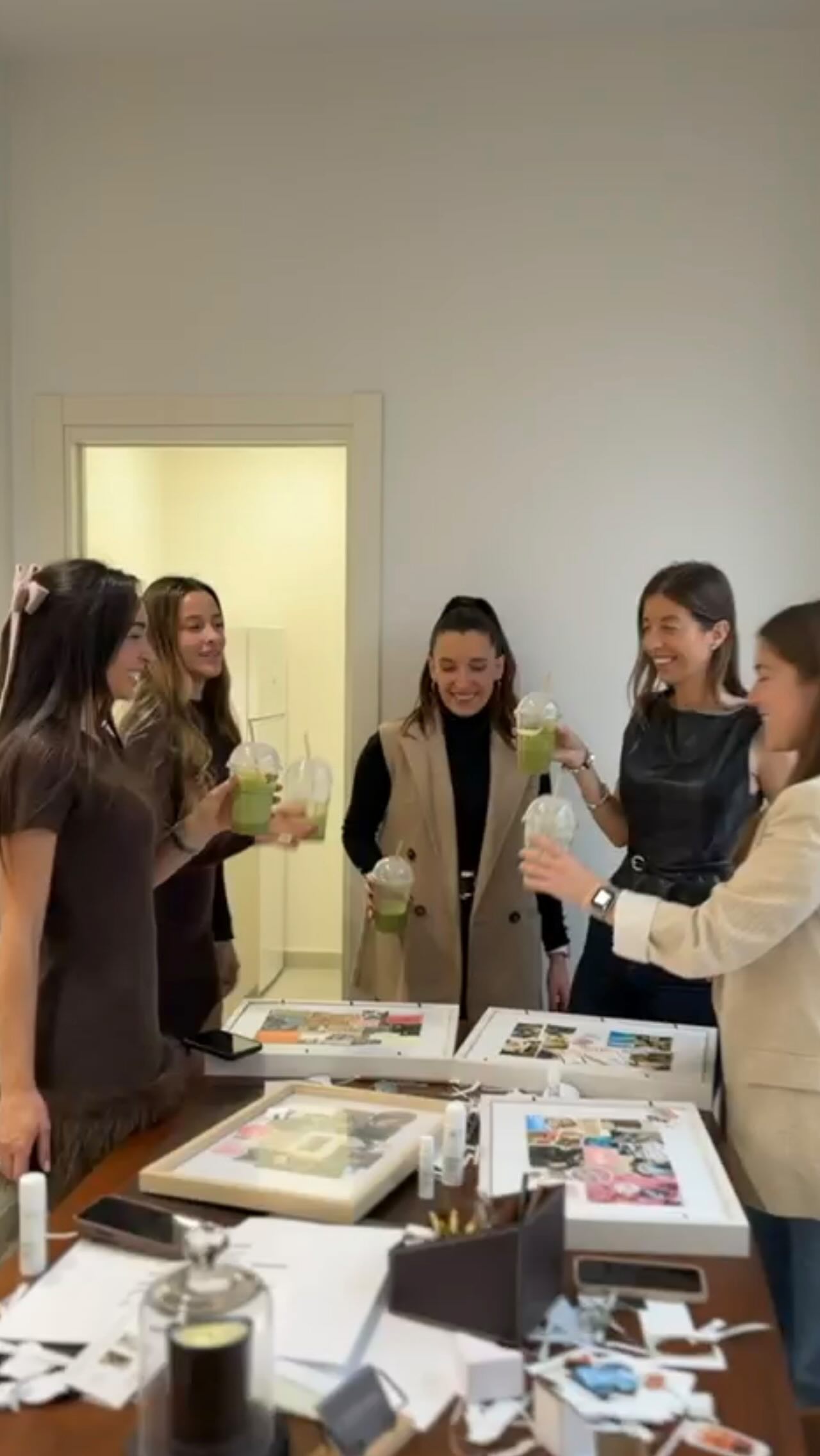 El sábado vivimos algo muy especial 💫
Nuestro Taller de Vision Board se llenó de personas con ganas de parar, compartir, reírse y soñar juntas 🤍
Gracias de corazón a todas las que vinisteis, por vuestra energía, vuestra ilusión y por formar parte de CUIDEMM 🫶
Por las risas, las conversaciones bonitas y ese ambiente tan de sentirse en casa.
Entre churros con chocolate, chocolate caliente con nubes, matcha, pumpkin spice y mucho espíritu navideño ☕🍫🎄, la clínica se transformó en un espacio de inspiración ✂️✨
Cada rincón era una estación distinta:
🌱 hábitos saludables
👨👩👧 familia
🧠 salud
✈️ viajes
Y vosotras fuisteis recorriendo la clínica, eligiendo imágenes, palabras y sueños para construir vuestro Vision Board 2026, a vuestro ritmo y desde lo que de verdad queréis atraer.
✨ Veros crear, compartir y conectar ha sido un auténtico regalo.
Gracias por confiar, por venir y por hacerlo tan bonito 🤎🤎🤎
Esto no habría sido lo mismo sin vosotras.
👉 Si te gustaría participar en próximos talleres o experiencias como esta, quédate cerca… se vienen más cositas 👀💫
#VisionBoard2026 #comunidad #gratitud #crecerjuntas #eventosespeciales navidad