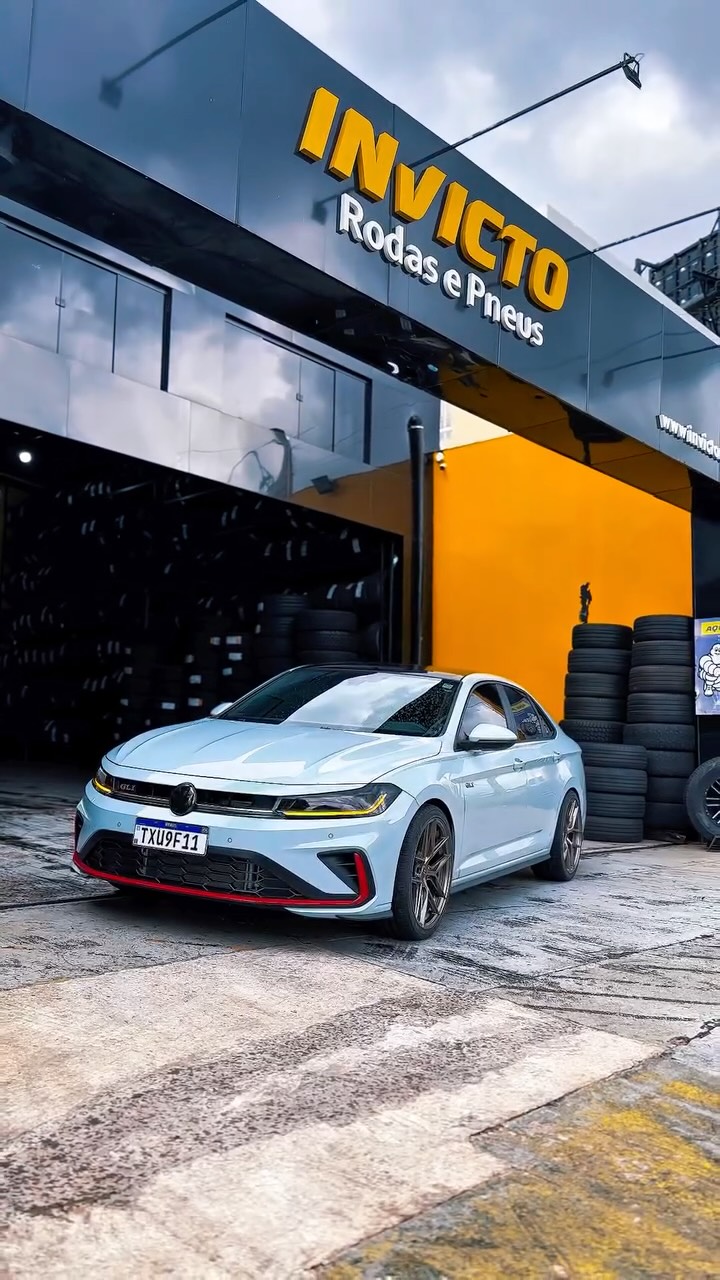 VW JETTA 2026 🔥
🛞 Pneu Kumho Ecsta PS71
• Medida: 245/35 ZR19
• Índice: 93Y XL
• Etiqueta: E/B (72 dB)
➡️ Alta performance, excelente aderência e precisão em altas velocidades.
🛞 Roda Vittoria San Francisco – Full Satin Bronze
• Medida: 19x8,5
• Furação: 5x112
• Offset (ET): 45
• Cubo (CB): 66,6 mm
➡️ Visual esportivo e sofisticado com acabamento premium em bronze acetinado.
🔧 Suspensão
• Molas esportivas Eibach
• Espaçador SM Auto Parts
🔧 Serviços Realizados
• Alinhamento
• Balanceamento
📍 Invicto Rodas e Pneu
📞 (16) 3771-2800
#InvictoRodasEPneu #VWJetta #Jetta2026 #Kumho #EcstaPS71 #VittoriaWheels #SatinBronze #Eibach #SuspensaoEsportiva #Espacador #Alinhamento #Balanceamento #Performance #Estilo