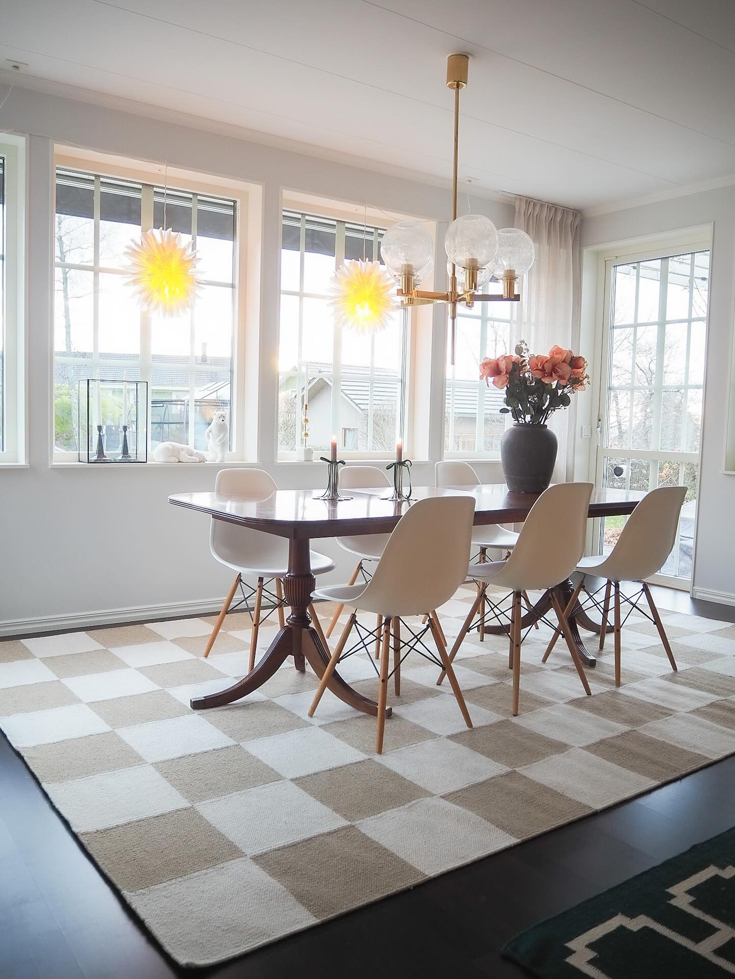 Sista dagen på julen 🌟 Hoppas ni har haft fina dagar!
Här har vi firat jul hemma och haft det välbehövligt lugnt och skönt. Så mysiga dagar med familjen ❤️
Idag tog vi oss ut i skogen och solen 🌲 ☀️ Underbart!
Strax innan jul kom tomten med ett fint paket, en ny matta till vår matsalsbord. En matta som jag suktat efter länge 🤍🤎 Det blev som ett helt nytt rum med en större och ljusare matta, love it!