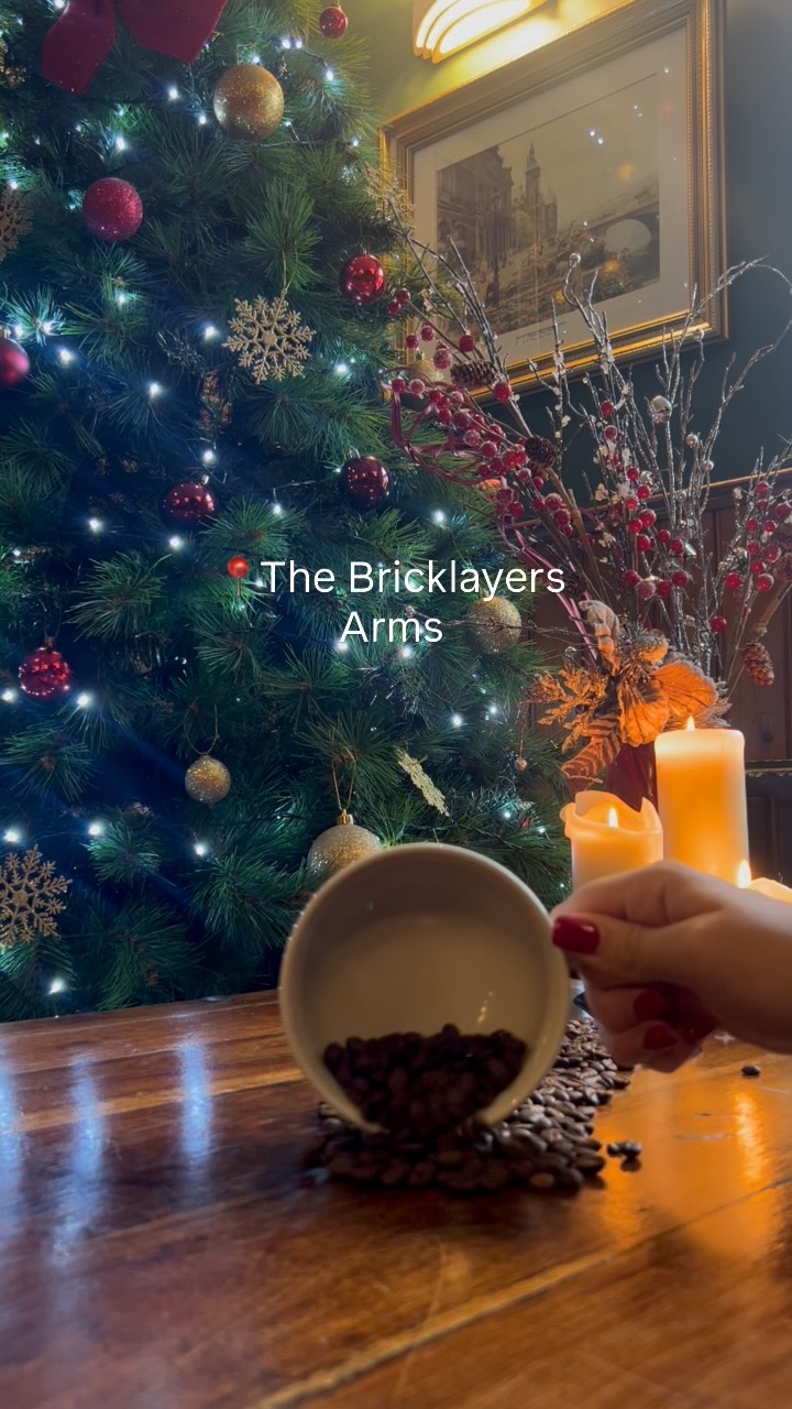 Coffee mornings at The Bricklayers ☕️
Takeaway if you’re just popping by, or settle in by the fire with friends and unwind before the Christmas madness begins! #harveys #chipstead #kent #coffeemorning #latte