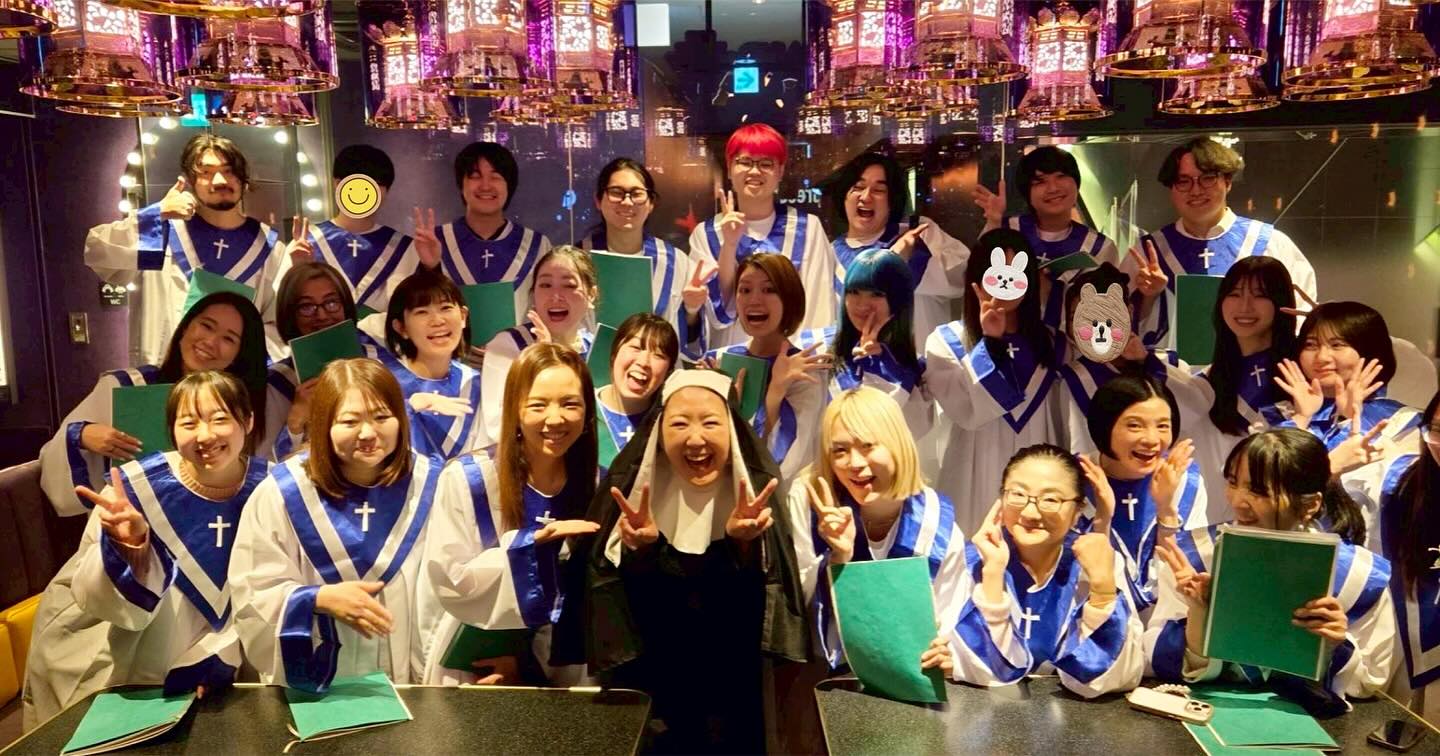 The first performance of the twenty seven members of the Minamida Mayumi Choral Club was on Friday, 12/19. They sang a Christmas medley song on the stage of Shinbashi Grand Hammer. The live concert was a great success!
南田真由美合唱クラブ 総勢27名初披露
12/19 金曜日 新橋グランハマー
でクリスマスメドレーを歌わせていただきました!
2022年10月末にM4voice studioをオープンして
半年後2023年に生徒のお母様と合唱サークルを作りたいと意気投合し、2025年にはやはり南田真由美合唱クラブとして大きくしていきたいと考え
その思いと行動とやる気だけで実現いたしました!
新橋グランハマーでのライブは大盛況で本当に生徒さん達のおかげ、頑張りしかありません。
私の勝手な思いつきとエネルギーで振り回したのだけは
確信できます、、、。が、大成功して良かったです。
全て人と人との信頼、繋がり優しい気持ち、思いやりが、あってこその成功だと思っております。
来年は合唱はもちろん
南田歌謡祭
南田ミュージカル祭りだよ全員集合
南田真由美disco night ライブも考えております。
皆様どうぞ楽しみにしてください。
私の音楽活動 演奏会も来年から始めます。
12/19 新橋グランハマー 南田真由美合唱クラブ
大成功!
宏実さんヤピン、カズミン先生 こみな先生 MC ナレーションまでお任せしてしまったワハハ本舗女優 なつみさんそして
出演してくれました27名の素晴らしい歌声の皆様
新橋グランハマー ブランドマネージャー
昴平さん
音響を担当していただいた(本当に助かりました)
匠sound社長居川さん
感謝しきれません😹
EBISTAでの麟太郎ママのピアノも素晴らしかった💎
リュウカくんの青のコーヒー🟦も感動☕️
みんなの笑顔が素敵すぎました!
実行委員の皆様も本当にありがとうございました。
これからも頑張りますのでどうぞよろしくお願い致します✨✨🙇♀️
#新橋グランハマー #クリスマスソング #合唱団 #ボイストレーニング #三軒茶屋 ボイトレ