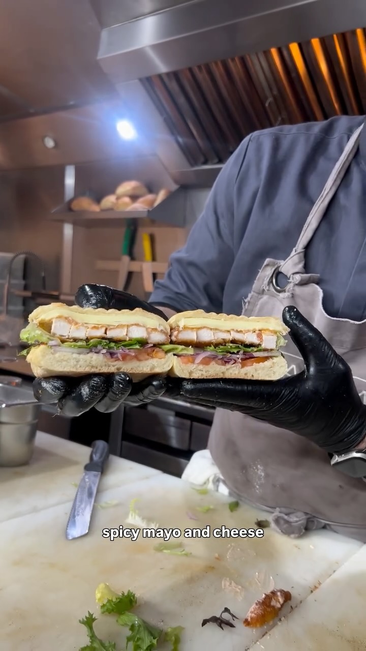 Our second best seller: POLLO🔥
Once you try it, you’ll know why.
Come taste it at Spitalfields or order online
#MammasGoodies #Pollo #GrilledChicken #CrispyChicken #ItalianStreetFood #LondonFoodies #SpitalfieldsMarket #LondonEats #PaniniLove #StreetFoodLondon #FoodReels #MustTryLondon #OrderOnline