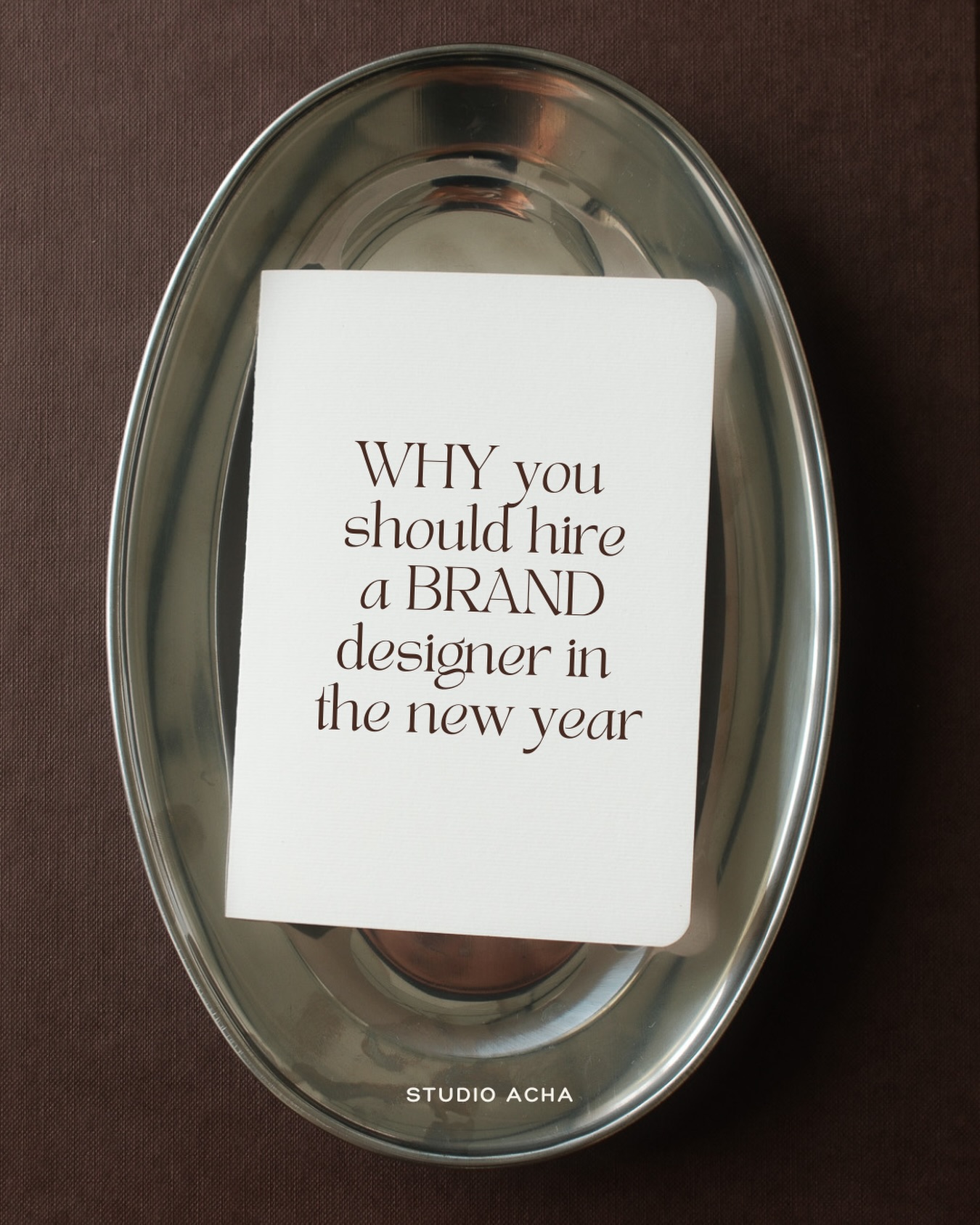 Why you should hire a brand designer in 2026.
Omdat jouw merk een verhaal heeft dat verder gaat dan een logo.
Of je nu:
✔️ net start met ondernemen
✔️ verlangt naar meer diepgang
✔️ meer groei wilt in plaats van losse ideeën
Branding is de brug tussen wie je bent en hoe je gezien wordt. Een brand designer helpt je niet alleen met hoe het eruitziet, maar vooral met waarom het werkt.
Meer richting.
Meer diepgang.
Meer impact.