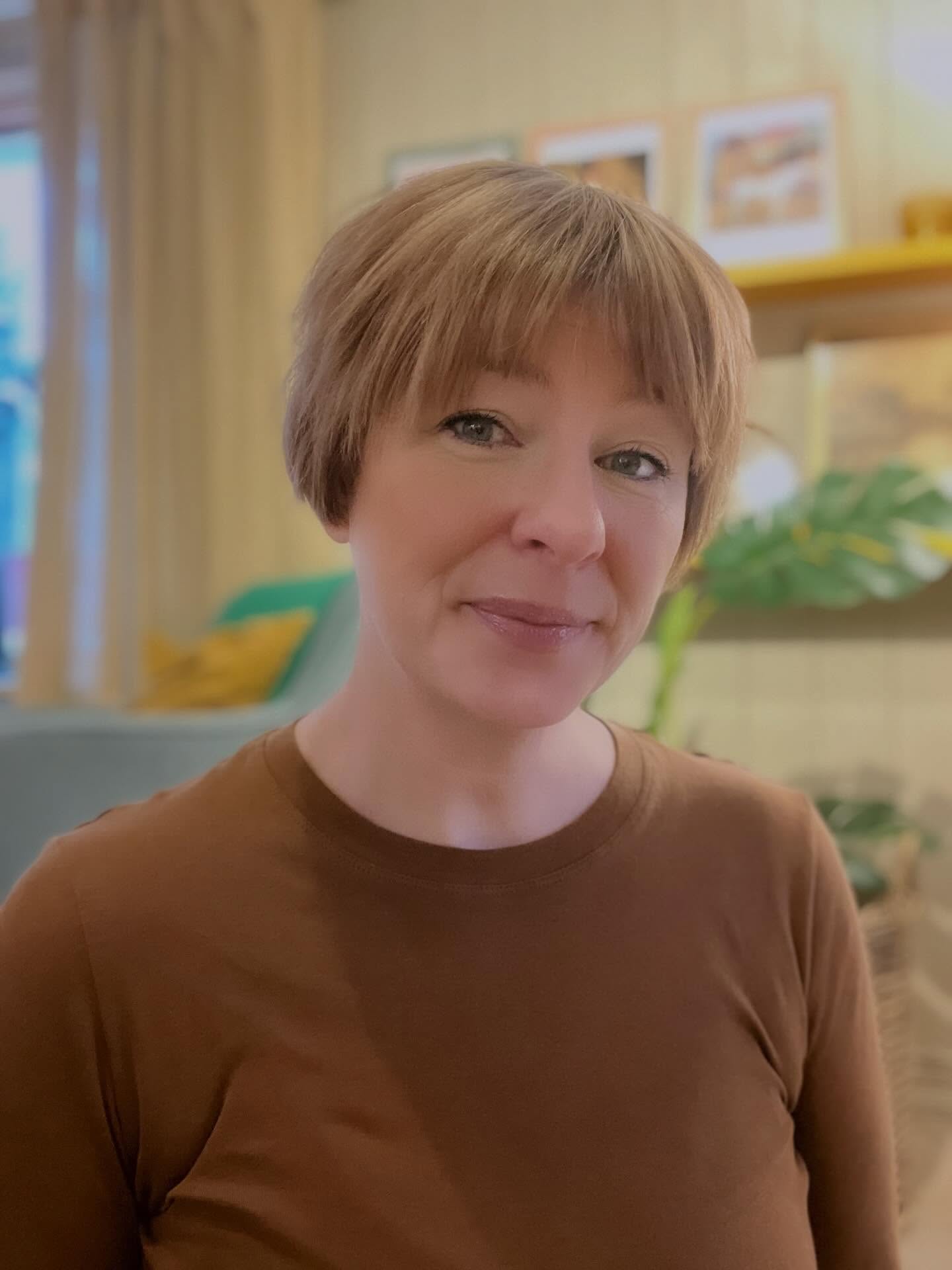 Sådär, då checkar jag ut för några dagars julledighet 🎄
Tacksam och ärad för att tillvaron just nu är stilla, stabil och behaglig.
Något jag Aldrig tar för givet men uppskattar i obeskrivliga mängder.
Glöm inte att Nej. är en alldeles tillräckligt lång mening. Du har inga skyldigheter att förklara, ursäkta eller be om lov.
Barnen mår bäst av att slippa fulla vuxna som anser att julsnaps och julöl är en fin tradition som det bör finnas mycket av.
Ensamhet kommer i många skepnader, så var bjussig mot dina medmänniskor.
Snällhet är underskattat, gör något för någon annan.
Att förändra någons värld för en stund ger större ringar på vattnet än du kan gissa.
Vi mår bra av rimliga rutiner och hållpunkter även om vi har förmånen att vara lite lediga.
Sömn och dagsljus är livselixir, så njut av en tupplur efter promenaden.
Har du tur och lycka att få spendera tid med dom du tycker mest om under julen, ta vara på den stunden.
När nästa jul kommer har vi ingen aning om hur förutsättningarna ser ut.
Säkra kan vi dock vara på att villkoren förändras, ibland snabbare än förväntat.
Öva på tacksamhet.
Hur klyschigt det än låter vilar det en djup tillfredsställelse i att känna rus och glädje över det lilla och det mest självklara.
Och med sagt, önskar jag dig en fin och vilsam jul 💫
#samtalsterapisundsvall #läkandesamtalankarsvik #anhörigstödakwarnerud