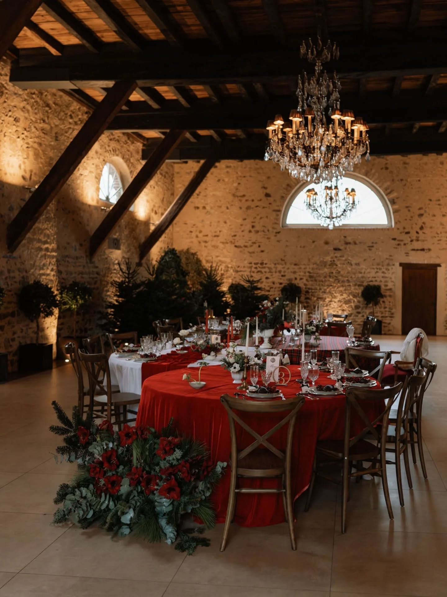 ✨ L’ambiance de votre salle : faites-vous confiance
Il n’y a pas de règles.
Pas de couleurs “obligatoires”.
Pas de thème imposé.
Votre salle de réception doit avant tout vous ressembler.
🌿 Que vous aimiez le minimalisme, l’abondance de fleurs, les couleurs audacieuses ou les tons doux…
Que ce soit tendance ou non, peu importe.
💡 Le plus beau décor, c’est celui dans lequel vous vous sentez bien.
Celui qui raconte votre histoire, vos goûts, votre énergie.
🤍 Oubliez la pression de la mode, les “on dit”, les avis bien intentionnés.
Ce jour-là, il n’y a qu’une seule chose qui compte : que vous vous reconnaissiez dans chaque détail.
Parce qu’une ambiance réussie, ce n’est pas ce qui impressionne…
C’est ce qui fait vibrer ✨
Lieu de réception : @lajaverniere
couple: @laure_et_loic
Wedding planner et officiante: @idyle_weddingplanner
Assistant wedding planner : amelieglhd
Décoration, vaisselle et mobilier : @labricole_
Photographe : @camillel_photo
fleuriste : @m_fleurirlinstant_events
Pâtissière: @kika_andco
Costume : @blandinetdelloye
Robe : @laurencreations
Coiffeuse: @elodiecottancin.coiffure
maquilleuse: @cecile_teyssier_makeupartist
cadeaux invités: @chocolatier_plassard
Alliances et bijoux: @lachambreblanche
papeterie: @aujourdhuicest
backdrop et signalétique : @lepetitmacatia
Vidéaste : @photoalmanarre_love
Blog : @lasoeurdelamariee
#teambride2026 #FleursDeMariage #MariageFrance #FleuristeMariage #WeddingDetails