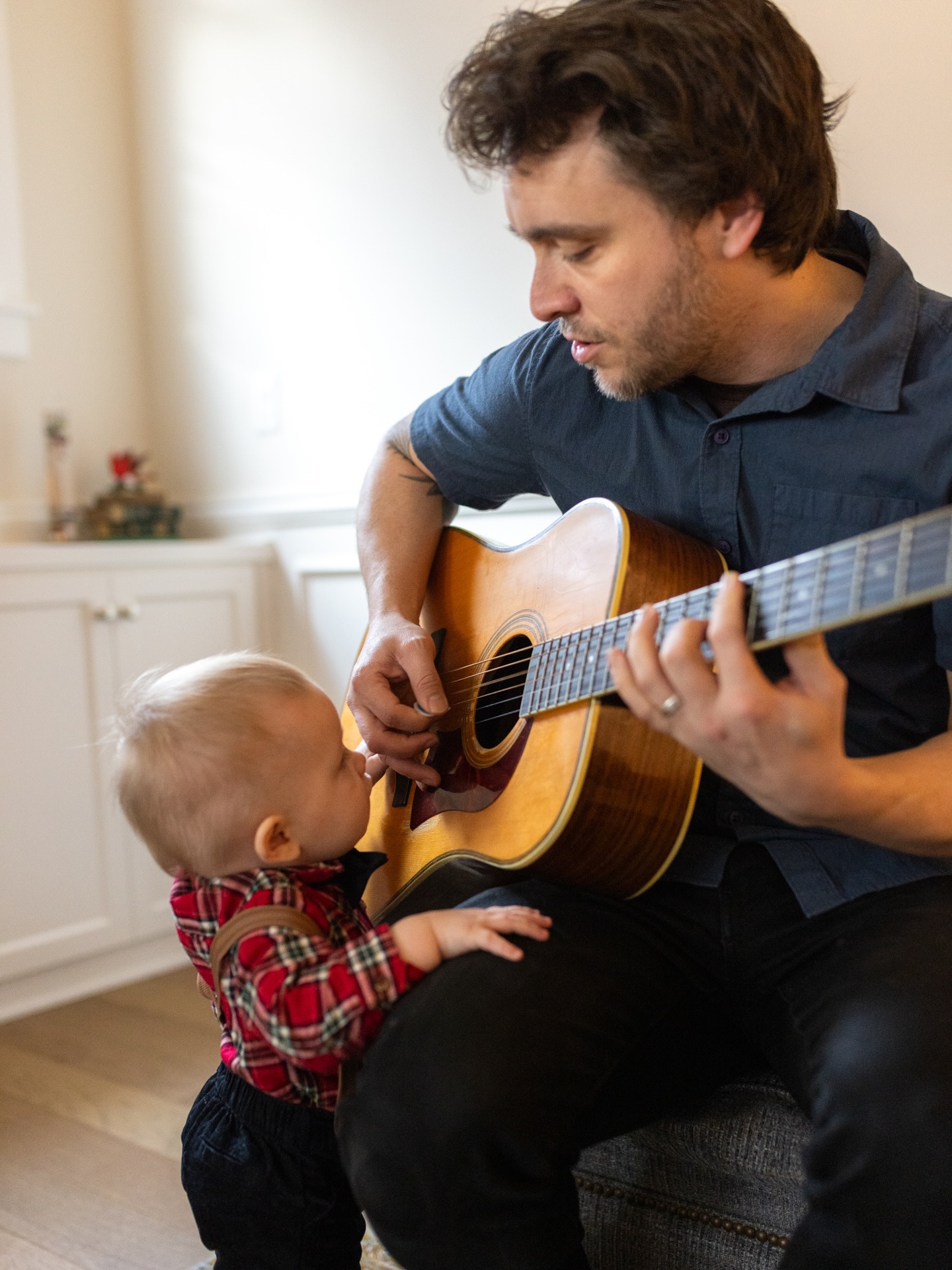 This was my final session of 2025, and I’m so glad it was this family. My family. Kathy is my dad’s cousin, and I grew up playing with Lauren at our family reunion camping trips and our occasional overnights, playing Monkeyball on the Game Cube. IYKYK 😂
Clint (Kathy’s son) & Shannon are parents to baby R—a big time cheesin’ boy, especially when his dad plays guitar. Prior to our session, Kathy mentioned the idea of getting out Bill’s guitar for Clint to play, and I’m so glad we did.
Bill passed away unexpectedly in 2021. He never got to meet his grandson, but I think we all felt his presence as Clint played his dad’s guitar and baby R simply could not get close enough to the music. 🥹
This was such a special opportunity to document Kathy’s kids & grandkids in her home for Thanksgiving, and I’m so grateful. I love you guys!
#lawrenceksphotographer #kcfamilyphotographer #inhomesession #storytellingphotographer #documentarystylephotography