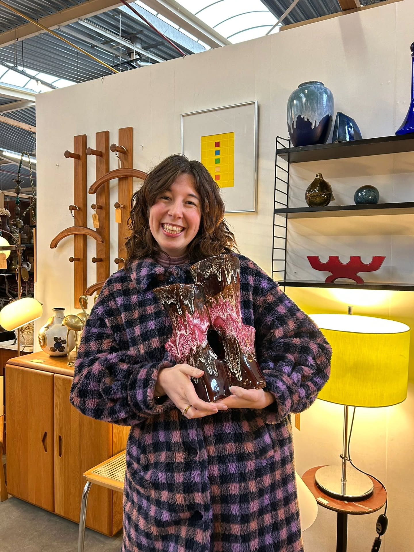 VINTAGE ▪︎ @vintamersfoort
Gisteren was ik op pad met mijn moeder en zusje en bezochten we voor het eerst Vint, een loods vol met vintage schatten. We begonnen met een lunch bij een tentje dat erbinnen zit en gingen daarna de loods door. Hierbij wat items die me opvielen. Mocht je naar Vint gaan, combineer het dan met een bezoekje aan @spektakelwonen dat daar een paar minuten vandaan zit!
1 en 2 ▪︎ Mijn aankoop, verliefd op deze vaas! Al een pronkstuk op zich en bonus dat je er ook nog bloemen o.i.d. in kan zetten, op een net even anders dan anders manier vanwege de bijzondere vorm. Het roze komt terug in onze grootste kast en de stof van het zitkussen (foto 2), dus echt een (niet goedkope😅) match made in heaven🫶🏻
3 ▪︎ Voor liefhebbers van Mario en neon.
4 ▪︎ Eentje die ik vaker heb gezien, ik dacht van IKEA? Om vrolijk van te worden.
5 ▪︎ Mooi kunstwerk!
6 ▪︎ Een impressie van een deel van de loods.
7 ▪︎ Gave salontafel!! Van Bernhard Rohne uit de jaren '60.
8 ▪︎ Leuke combi van materiaal en kleur.
9 en 10 ▪︎ Iemand die drie drakeneieren wil adopteren? Dit is toch cool😎
Als je een van deze vintage items zou moeten kiezen, welke zou dat dan zijn?🏆
#vintageamersfoort #vintamersfoort #vintagemeubels #vintagedecoratie