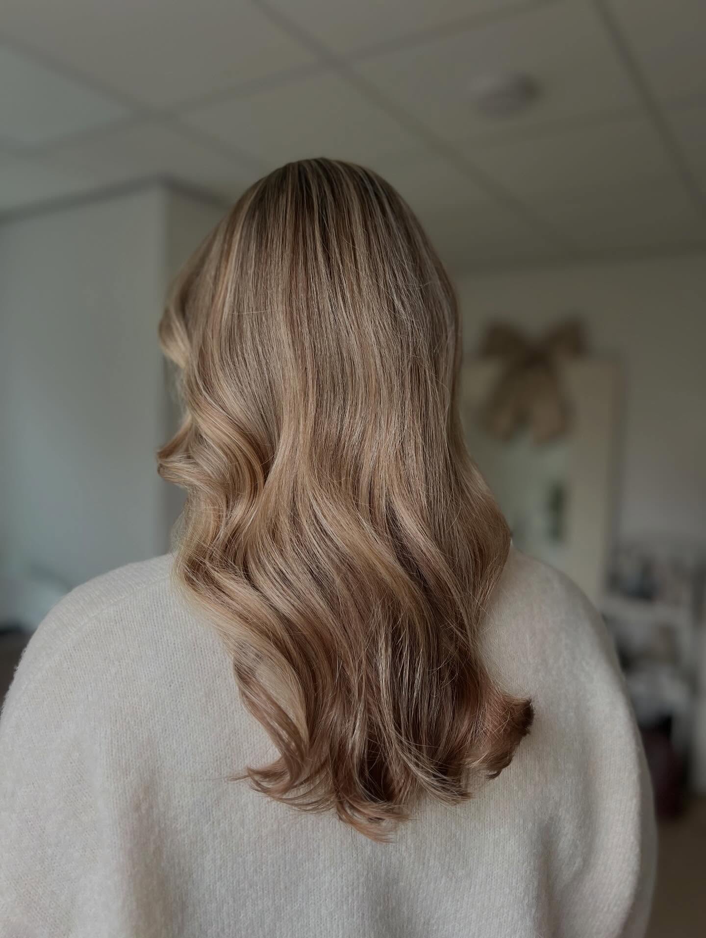 Winter Signature by Palma V
Ontworpen voor de vrouw die een low maintenance color willen. Zacht beige blond met warme honingnuances die het licht vangen bij elke beweging. Natuurlijk, verfijnd en moeiteloos chic. Wat is jou haarwens deze winter? 🤎
#salonpalmav #palmav #wintersignature