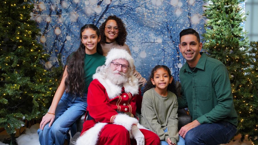 Hoy deseamos que tenga una Feliz Noche Buena y Feliz Navidad.
Agradecemos a Dios por lo importante salud, familia y propósito.
Hoy es un dia para celebrar en familia. Aprovecha cada instante, desconéctate de todo y celebra con alegría y pasión este día.
#navidad