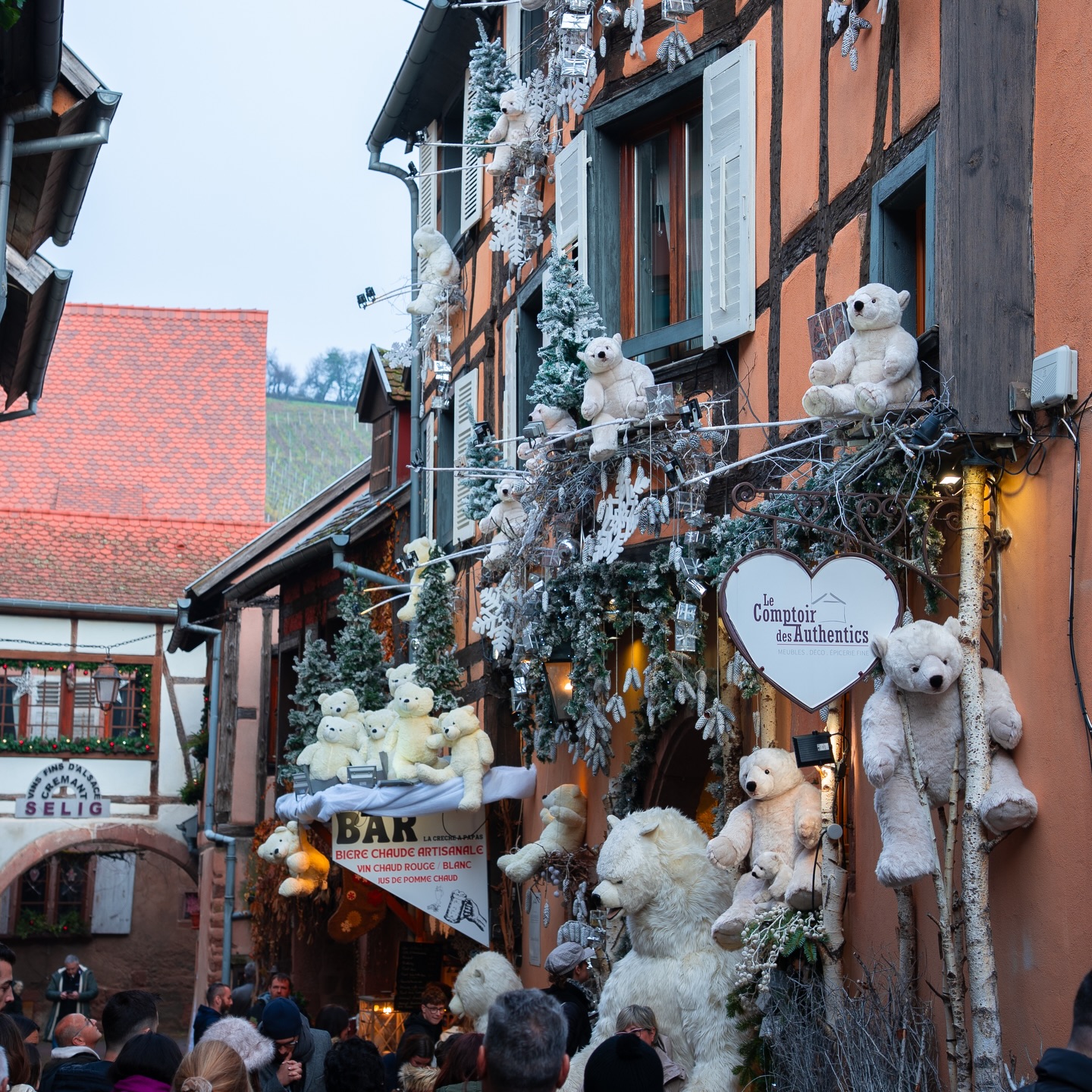 Toute l’équipe du @comptoirdesauthentics et de @lacrecheapapas vous souhaite de belles fêtes de Noël et de fin d’année ! 🎄🍻 🎁
#noel #riquewihr #marchedenoel #oursrodolphe #lacrecheapapas