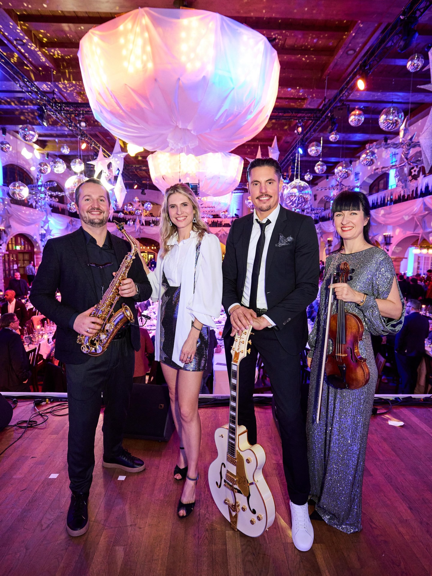 Frohe Weihnachten 🎁🎄🥂🍷🎅🎵🎵🎷