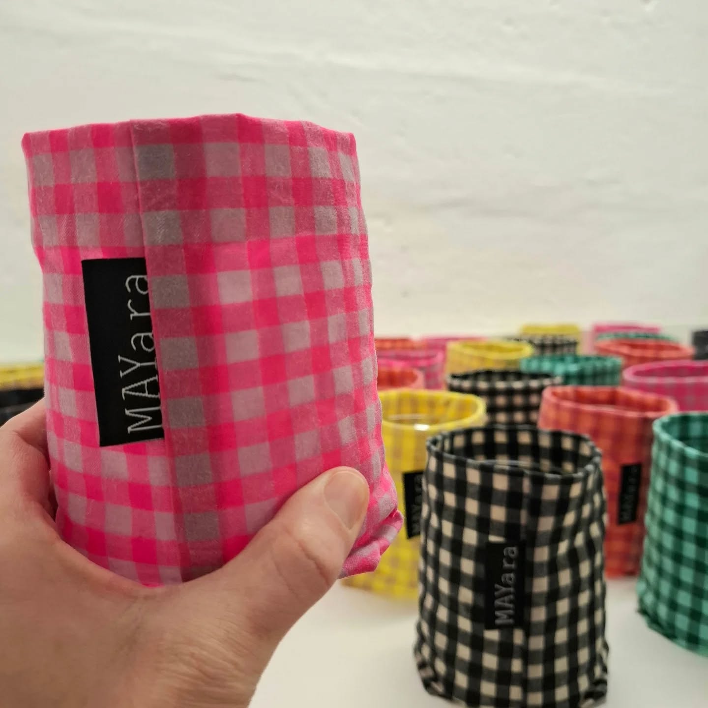 Kundengeschenke 2025
Heute kann ich wohl das Geheimnis lüften.
Ein kleines Danke zum Jahresende für meine wirklich sehr treue Kundschaft.
❤️🩷🧡💛💚💙🩵💜🤎🖤🩶🤍
Die wunderschönen Karostoffe von @kreando.ch habe ich mit Bienenwachs bearbeitet und zu Windlichter verwandelt.
Dabei mein Bügelbrettanzug ruiniert und die Schneidematte geschmolzen 🤦🏻♀️🤷🏻♀️
Nun geniesst die Tage zwischen den Jahren und erholt euch gut, damit wir im Januar mit neuer Kreativität starten können.
Ich freu mich drauf!
#kundengeschenke
#froheweihnachten
#bienenwachstuch
#windlichter
#kreando