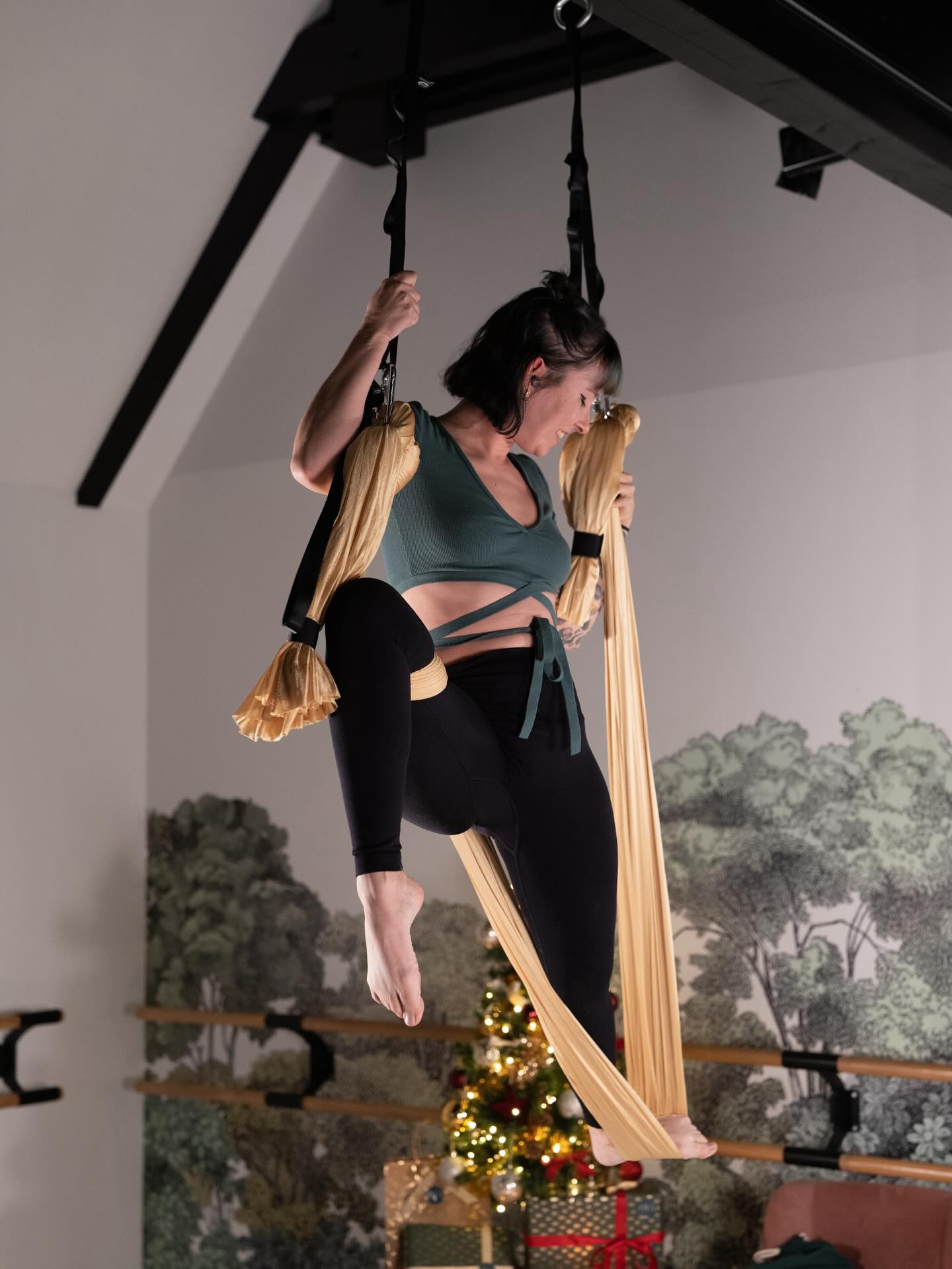 Un post pour célébrer les vacances et vous souhaitez de bonnes fêtes ! Un retour en image d’une très chouette séance photo avec @oyayogashop et @mow.xii pour le Noël 2022, une série que je n’avais jamais posté 😵💫 parce que Les réseaux, internet bahhhh vous me connaissez 😭
Profitez bien, prenez soin de vous ! Je prends le temps pour vous répondre et vous concocte une énorme surprise pour 2026✨ OM
.
.
.
.
.
.
#aerial #aerialyoga #aerialist #aerialyogalove #aerialyogaflow #yogaaereo #yogaaerien #yogagaillac #yogaalbi #yogatarn #yogaaeriengaillac #yogaposes #yogagram #gaillac #gaillactourisme #gaillacmaville #albimaville