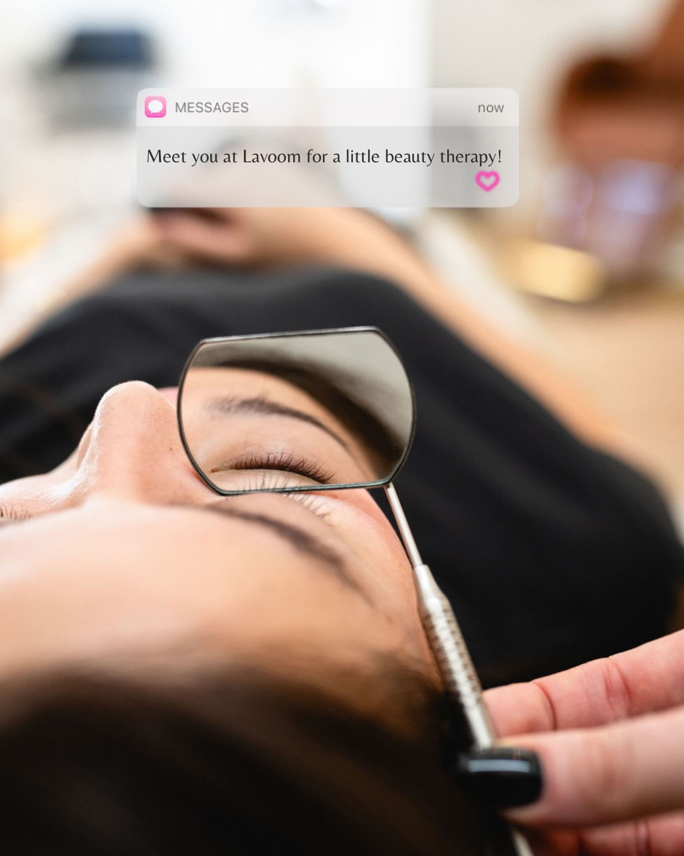 Pretty lashes, peaceful vibes and a moment to breathe. This is what #LavoomSalonYYC therapy looks like 𩷠#LavoomSalonYYCđ
â˘
#YYCBeauty #CalgaryBrows #CalgaryLashes BeautySalonYYC