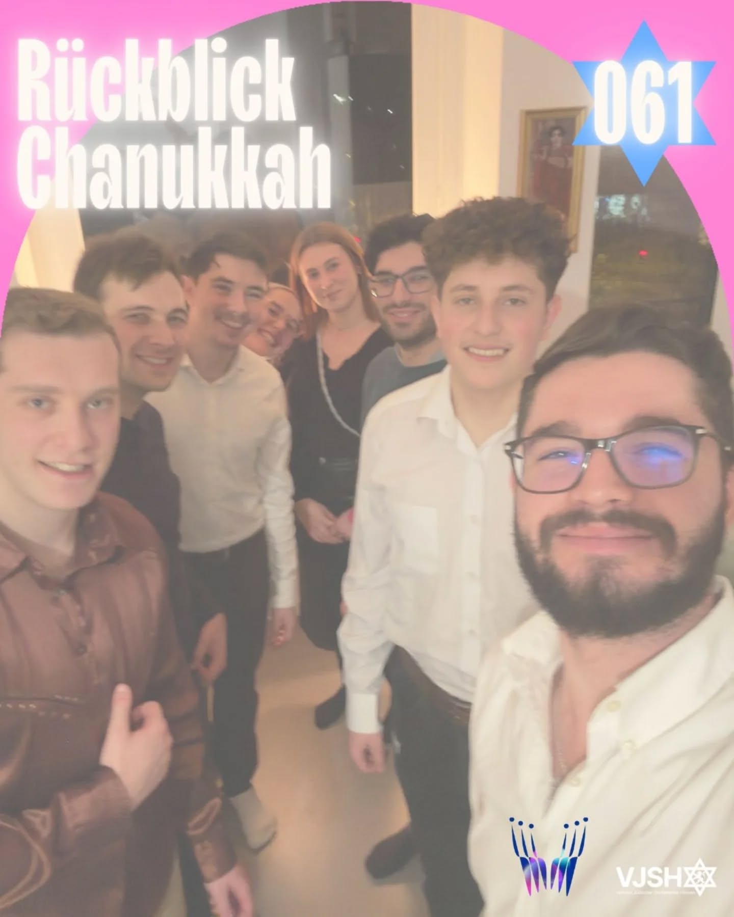 Am Samstagabend nach Shabbat haben wir Chanukkah gemeinsam in Kooperation mit Jewish Experience gefeiert 🕎
Wir haben zusammen die Kerzen angezündet, Latkes genossen, verschiedene Süßigkeiten geteilt und bei einem kleinen Chanukkah-Quiz unser Wissen getestet🎁
Dazu gab es Spiele, gute Gespräche, viel Lachen und einfach Zeit, gemeinsam zu sein 🤍
Ein Abend, der gezeigt hat: Gemeinschaft ist eines der größten Geschenke von Chanukkah.
Chanukkah erinnert uns daran, dass jeder von uns ein kleines Licht in sich trägt und dass selbst ein kleines Licht die Dunkelheit heller machen kann.
Danke an alle, die da waren und diesen Abend so besonders gemacht haben ✨