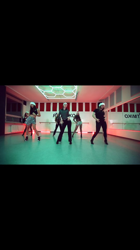 Zwischen Kerzenschein und Weihnachtszauber 🎄✨
senden wir euch von Herzen Frieden, Freude und ganz viel Liebe ❤️🔥
Frohen Heiligabend – wünschen wir euch. 🎁
*
🧠: @eeeeeeeemaa
<<<<<<<<>>>>>>>>
#heelsdance #heelschoreo #rytmiko #danceschool #stuttgart