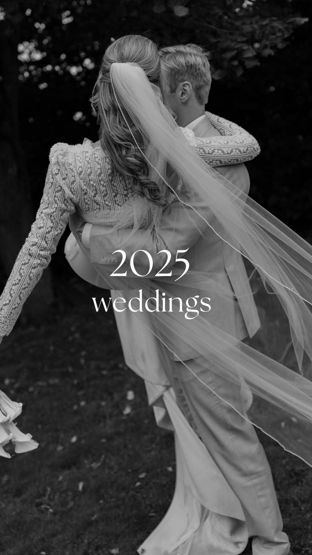 Some of this year’s weddings 🤍
Een kleine selectie van een paar huwelijken van afgelopen jaar. Dankbaar voor alle mooie verhalen en dagen die ik mocht vastleggen.
De oprechte woorden, complimenten en overvloed aan liefde geven mijn werk een gouden randje 🥺
Zin in volgend seizoen!
Maar nu vooral even tot rust komen tussen de besneeuwde bergtoppen 🎿🏔️
#weddingsseason #trouwfotograaf #trouwenin2026 #trouwen #weddingphotography